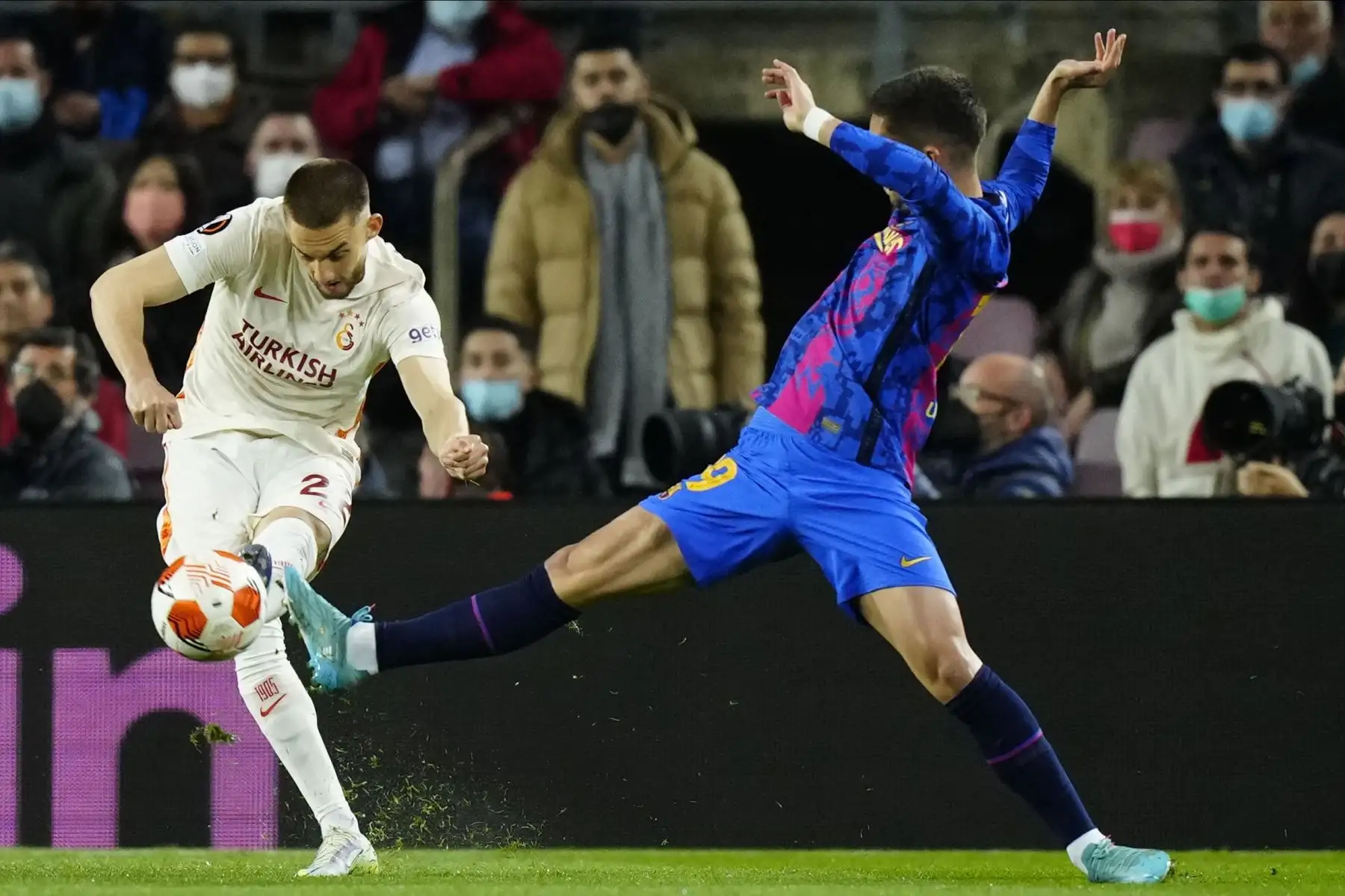 El delantero del FC Barcelona Ferrán Torres lucha con Berkan Kutlu, del Galatasaray, durante el encuentro correspondiente a la ida de los octavos de final de la Liga Europa disputado hoy en el Camp Nou, en Barcelona. 
Foto: EFE