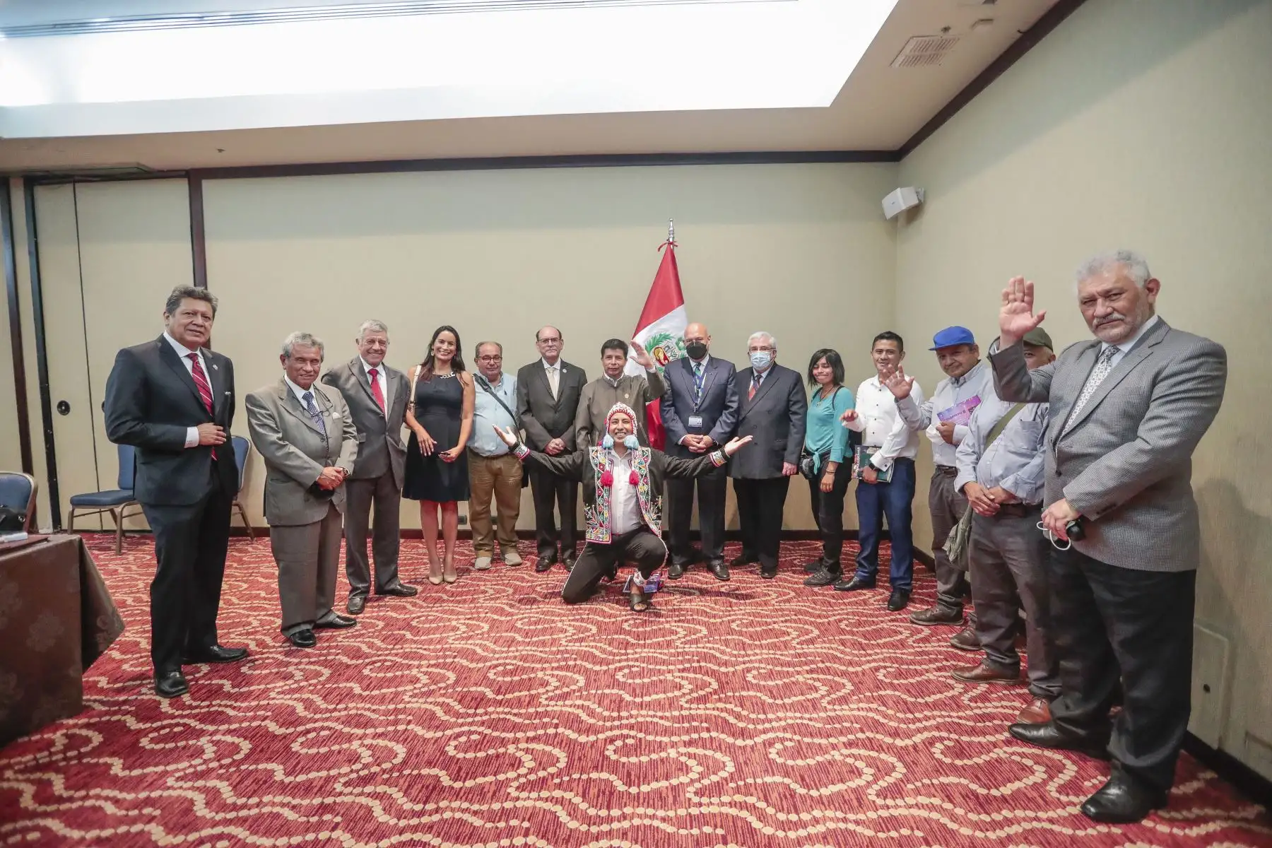 En el marco de su visita oficial a Santiago de Chile, el Presidente de la República, Pedro Castillo, sostuvo un encuentro con la comunidad peruana residente en ese país. Foto: ANDINA/Presidencia Perú