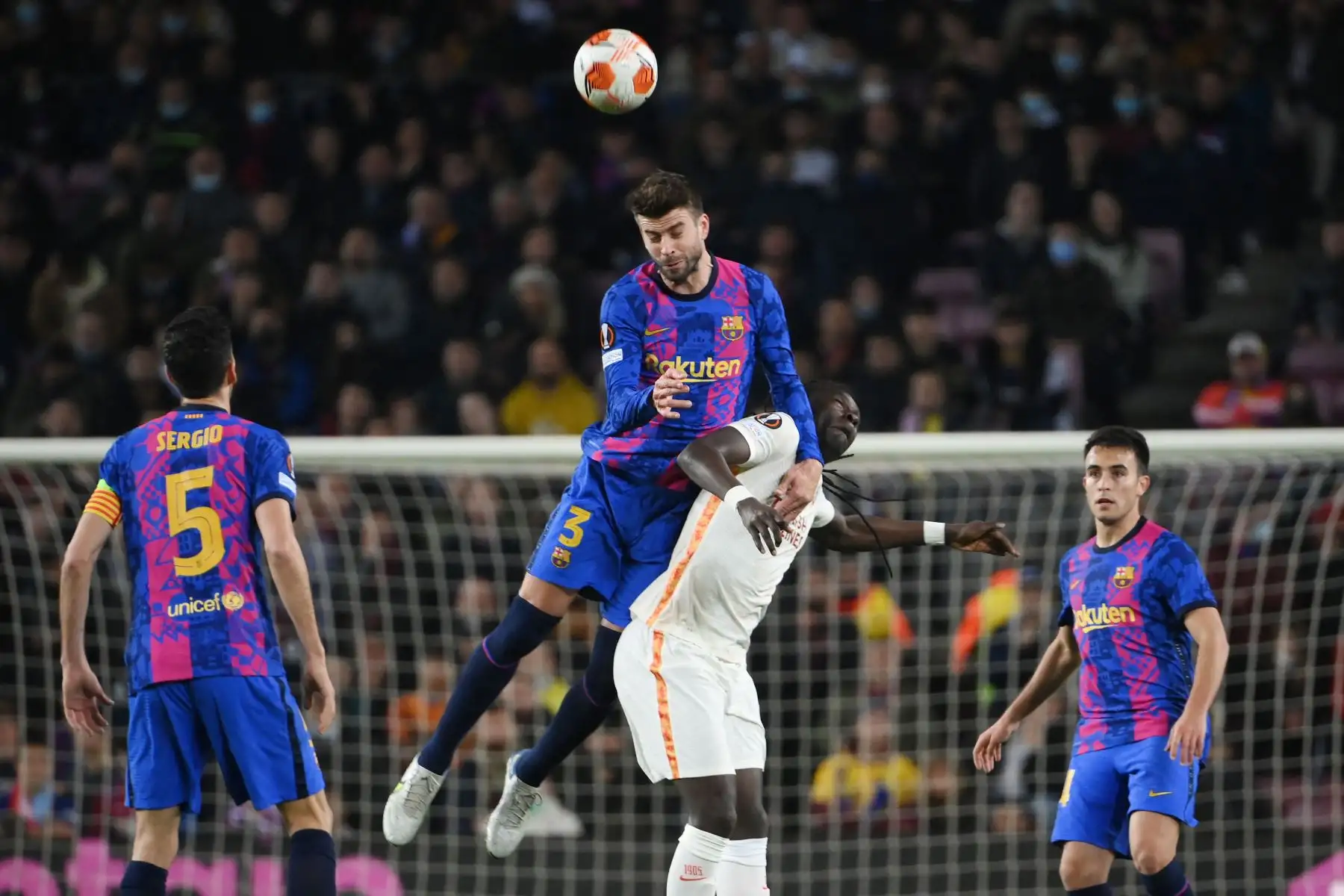 El defensa español del Barcelona Gerard Piqué  y el delantero francés del Galatasaray, Bafetimbi Gomis compiten  durante el partido de ida de los octavos de final de la UEFA Europa League entre el FC Barcelona y el Galatasaray en el estadio Camp Nou de Barcelona.
Foto: AFP