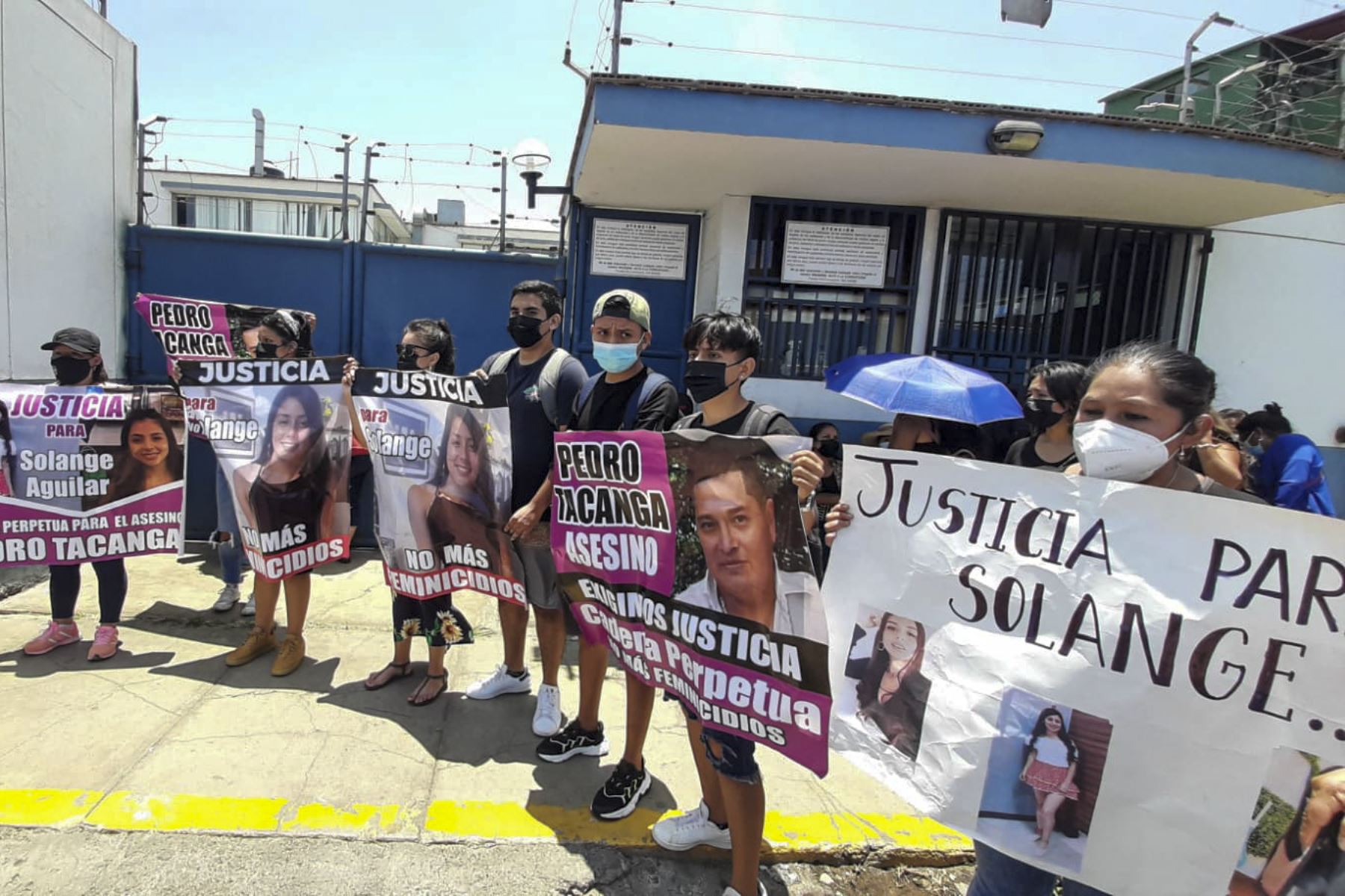 Familias y amigos de Solange Aguilar Vega llegaron a las afueras de la Comisaría de la Mujer y Medicina Legal para exigir justicia por la muerte de la joven de 21 años. Foto: ANDINA/Cortesía Luis Puell