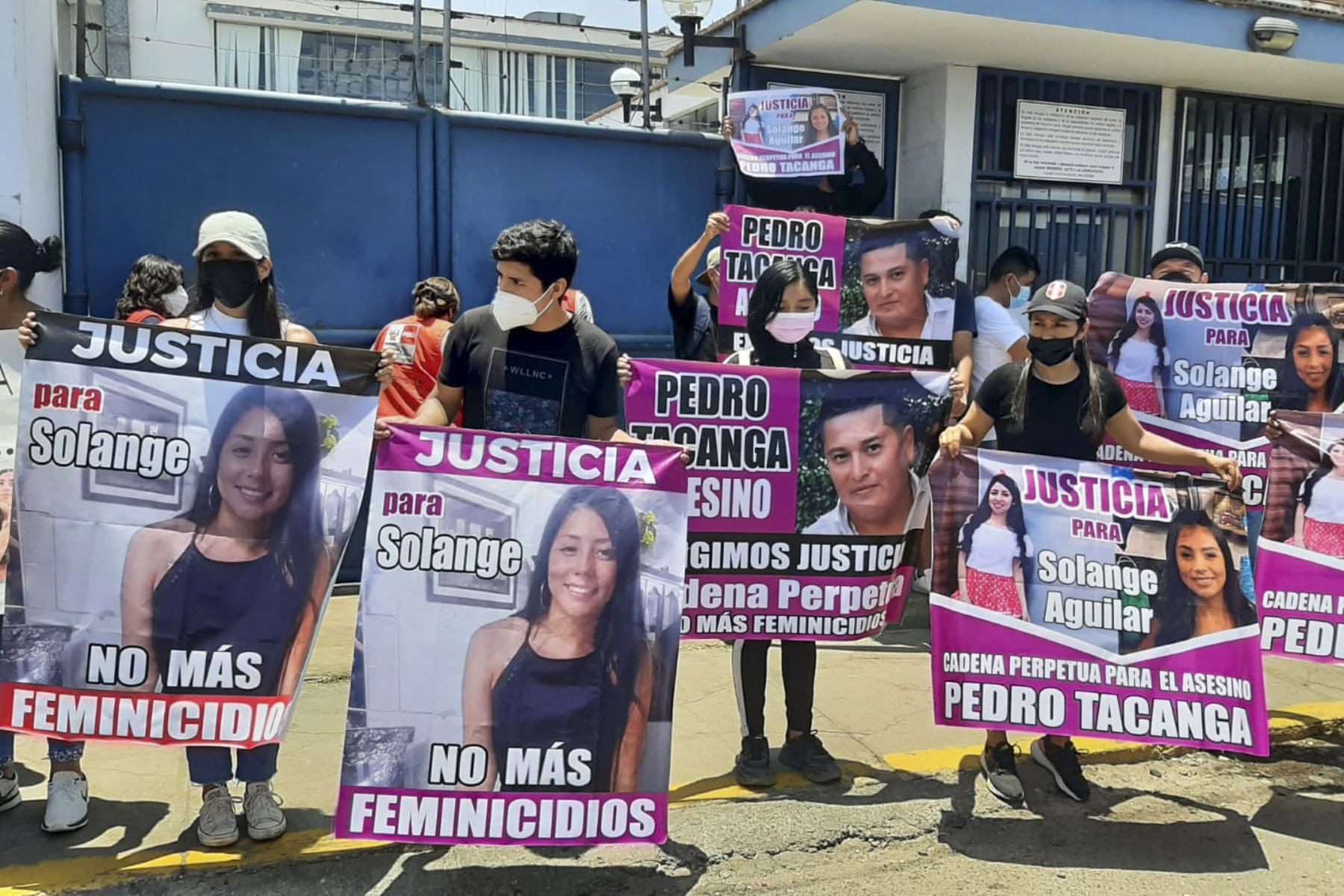 Familias y amigos de Solange Aguilar Vega llegaron a las afueras de la Comisaría de la Mujer y Medicina Legal para exigir justicia por la muerte de la joven de 21 años. Foto: ANDINA/Cortesía Luis Puell