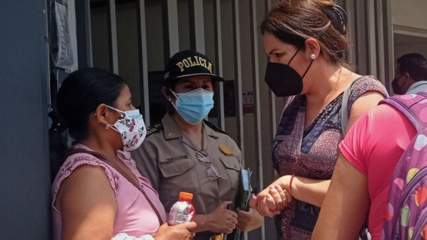 La directora general de la Defensoría del Policía, Fabiola Baca Moreno, se trasladó inmediatamente hasta la clínica Montefiori, en el distrito de La Molina, donde fue trasladada la integrante de la PNP. Foto: Difusión