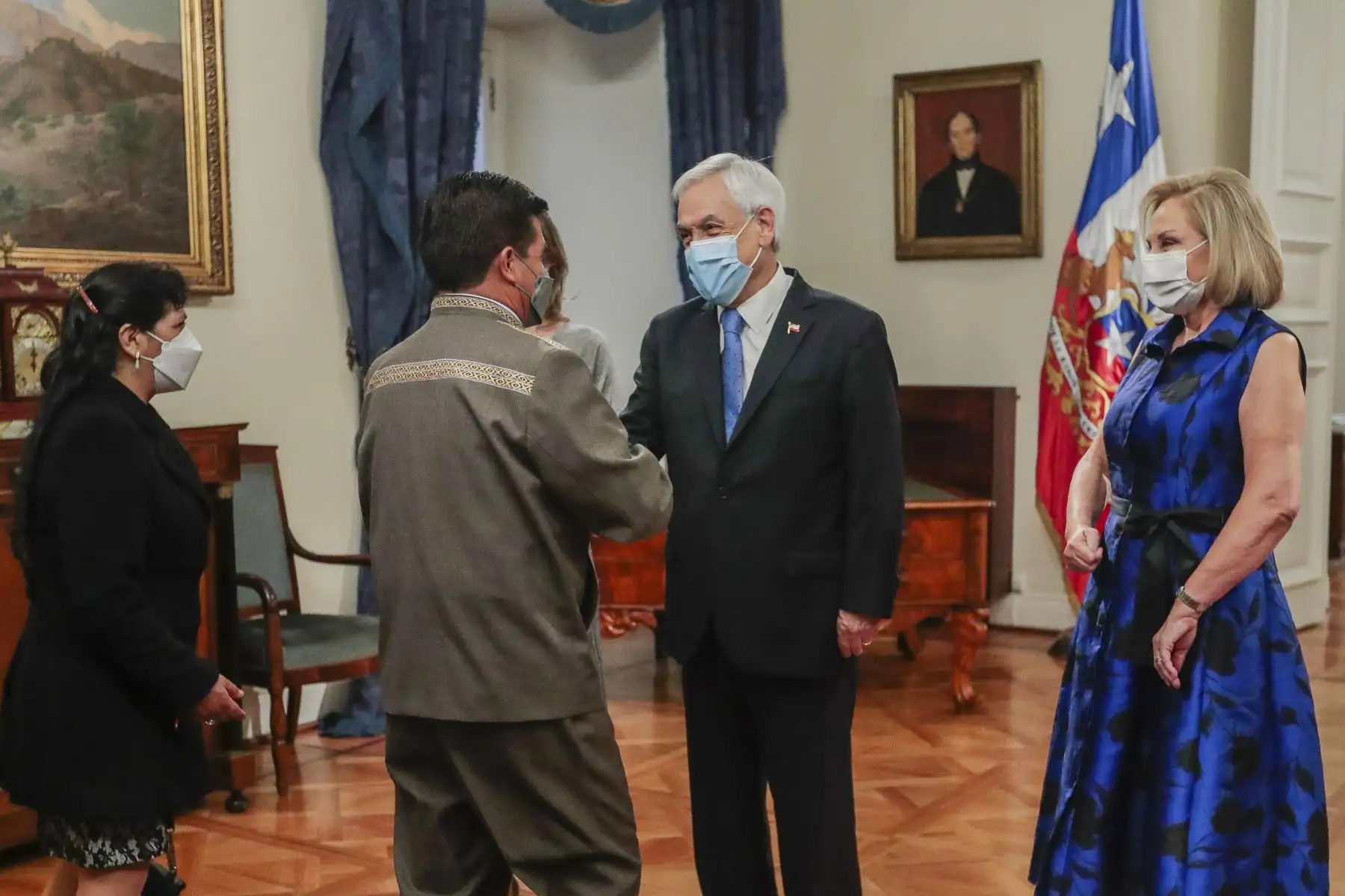 En el marco de su visita oficial a Santiago de Chile, el Presidente de la República, Pedro Castillo, acompañado de la primera dama, Lilia Paredes, participan del saludo protocolar de los jefes de Estado y de Gobierno al presidente de Chile, Sebastián Piñera. Foto: ANDINA/Presidencia Perú