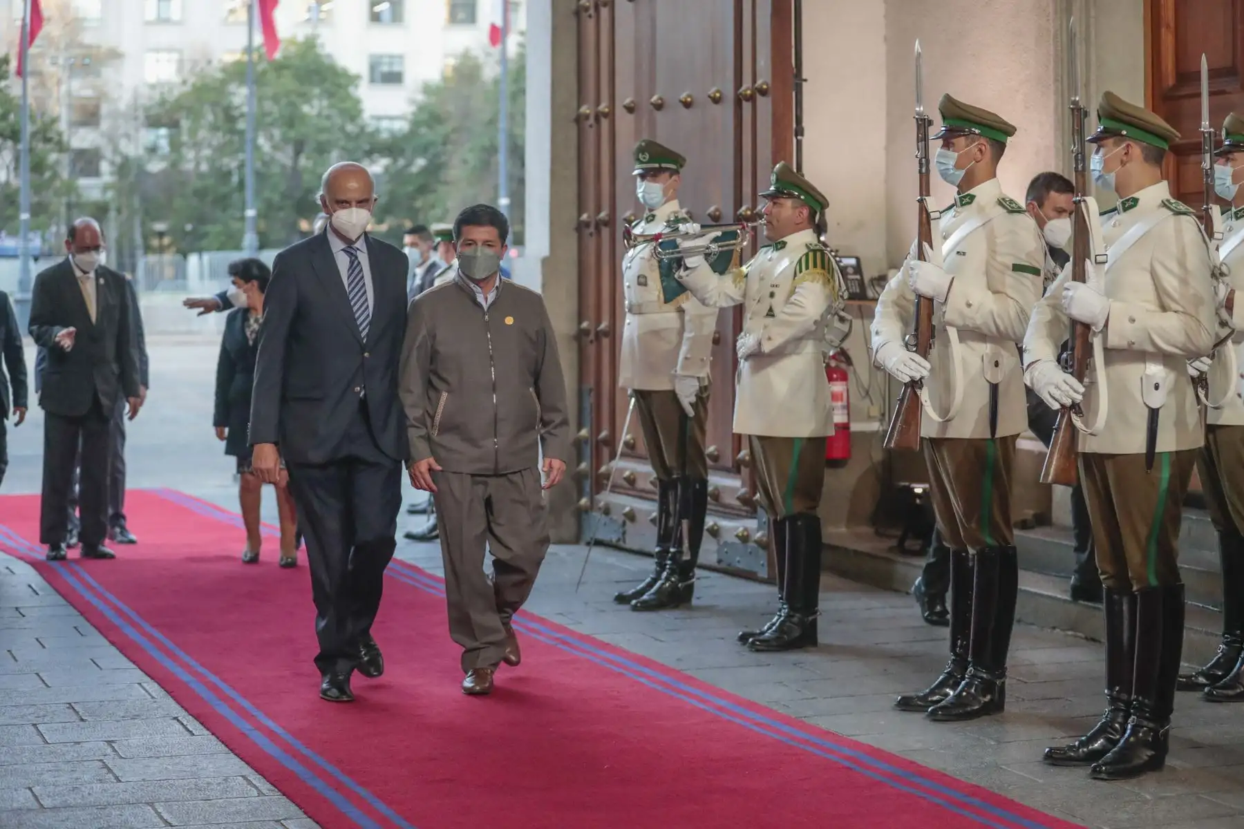 En el marco de su visita oficial a Santiago de Chile, el Presidente de la República, Pedro Castillo, acompañado de la primera dama, Lilia Paredes, participan del saludo protocolar de los jefes de Estado y de Gobierno al presidente de Chile, Sebastián Piñera. Foto: ANDINA/Presidencia Perú