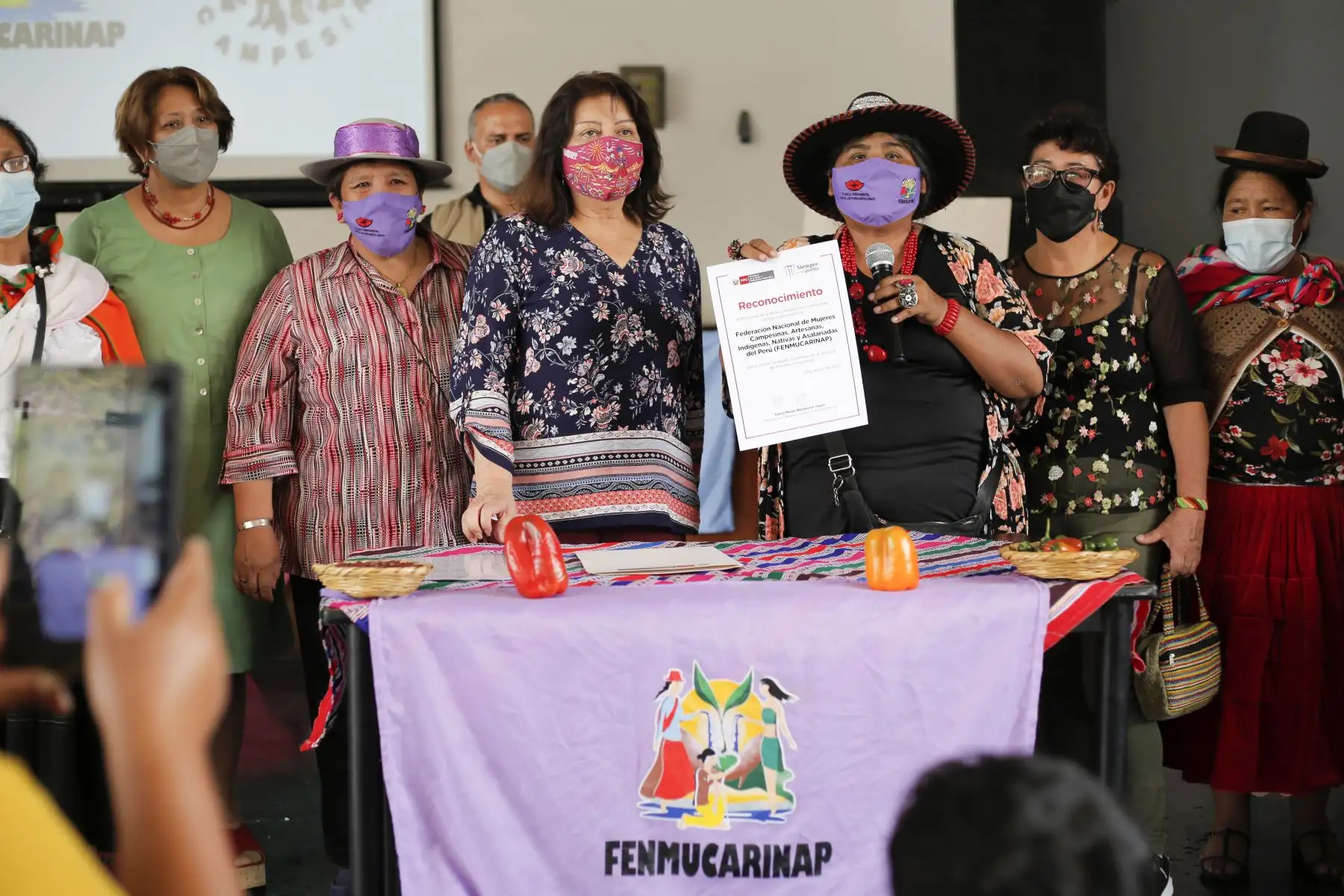 La titular del ministerio de la Mujer y Poblaciones Vulnerables, Diana Miloslavich Túpac, participó en el evento “Presentación y diálogo con las y los representantes de los ministerios e instituciones aliadas de la FENMUCARINAP”, para favorecer a mujeres campesinas y artesanas de pueblos indígenas, nativos y originarios. Foto: ANDINA/MIMP