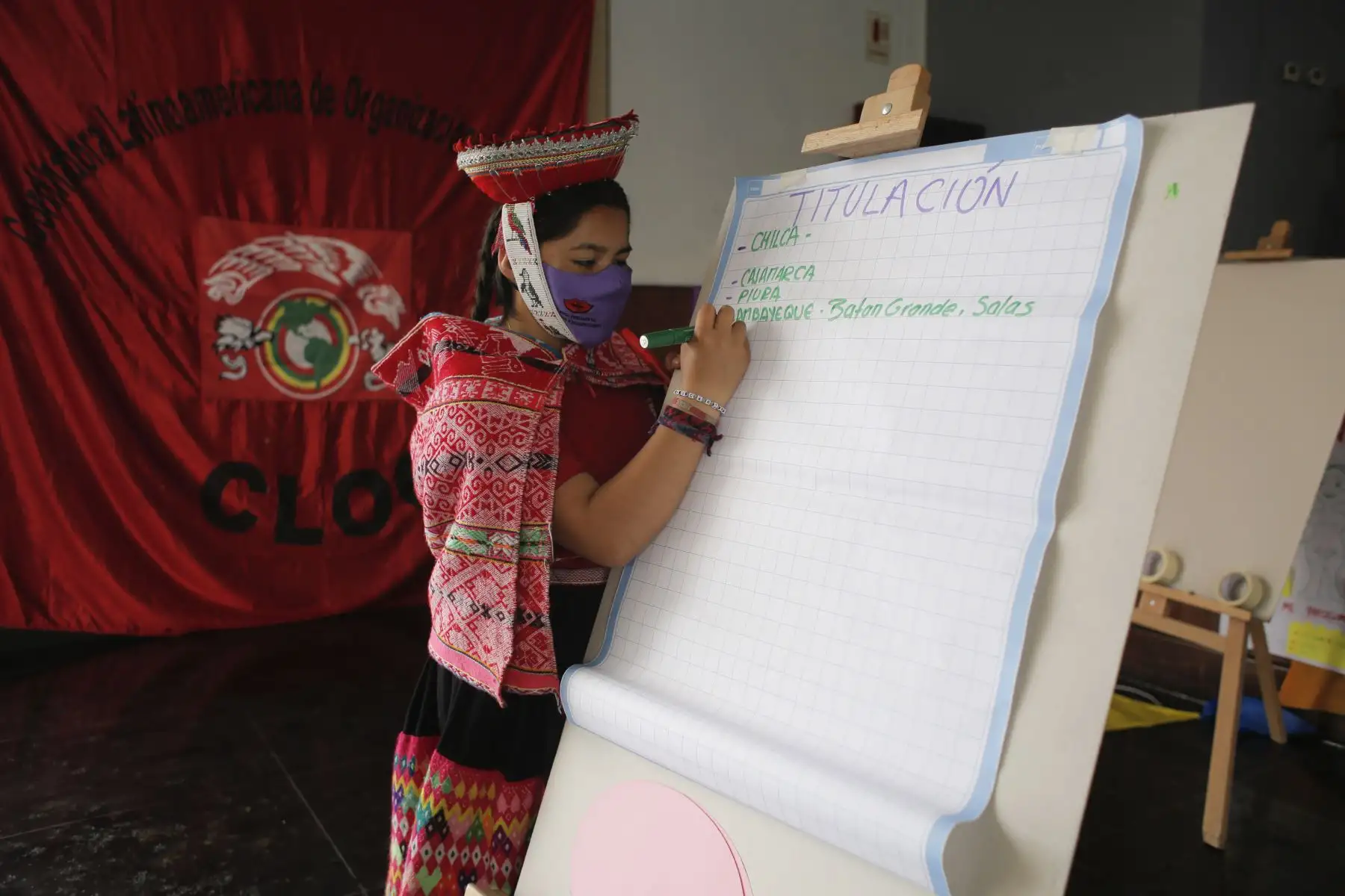 La titular del ministerio de la Mujer y Poblaciones Vulnerables, Diana Miloslavich Túpac, participó en el evento “Presentación y diálogo con las y los representantes de los ministerios e instituciones aliadas de la FENMUCARINAP”, para favorecer a mujeres campesinas y artesanas de pueblos indígenas, nativos y originarios. Foto: ANDINA/MIMP