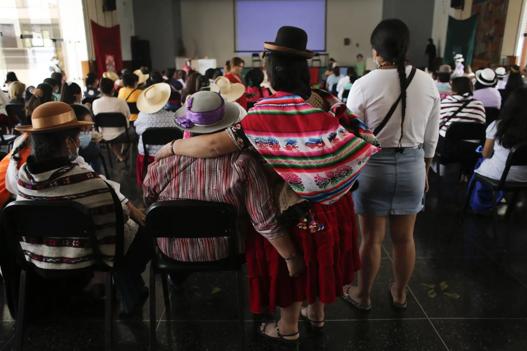 La titular del ministerio de la Mujer y Poblaciones Vulnerables, Diana Miloslavich Túpac, participó en el evento “Presentación y diálogo con las y los representantes de los ministerios e instituciones aliadas de la FENMUCARINAP”, para favorecer a mujeres campesinas y artesanas de pueblos indígenas, nativos y originarios. Foto: ANDINA/MIMP
