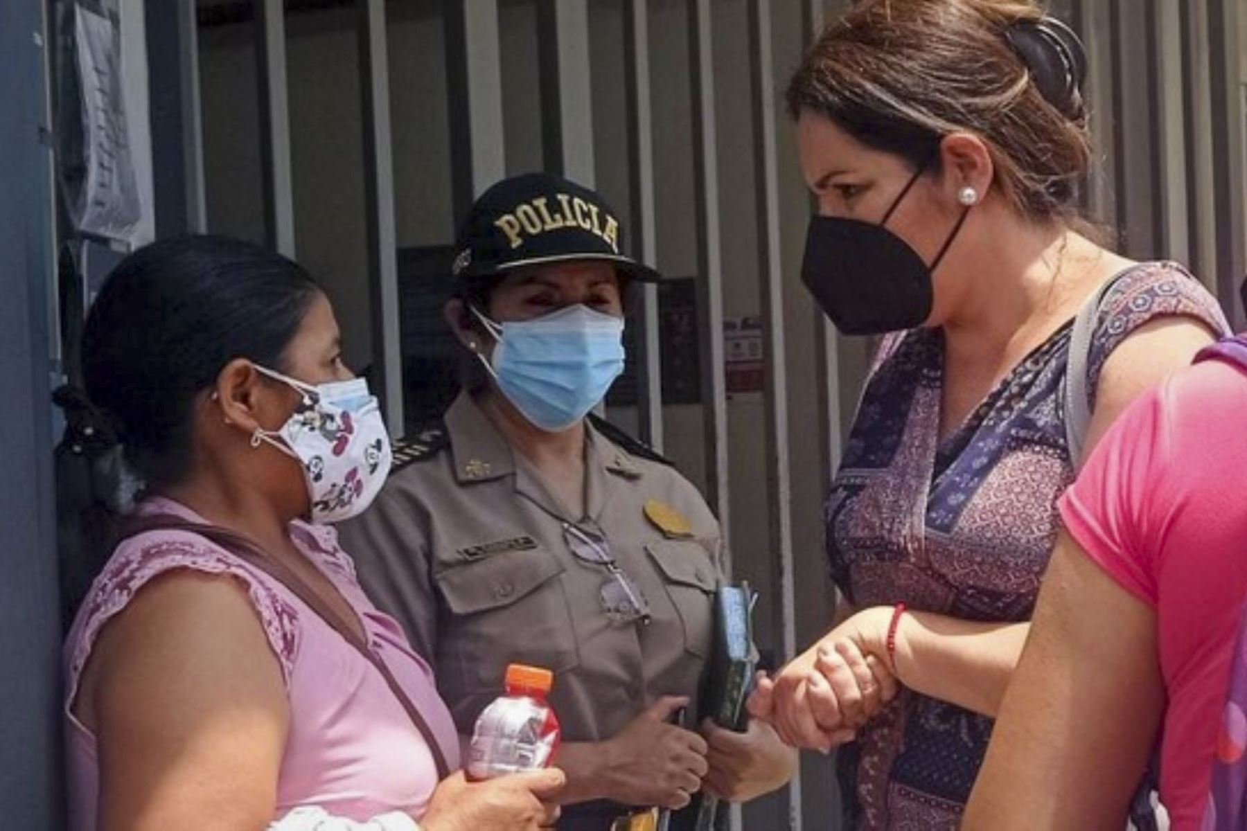 La directora general de la Defensoría del Policía, Fabiola Baca Moreno, se trasladó inmediatamente hasta la clínica Montefiori, en el distrito de La Molina, donde fue trasladada la integrante de la PNP. Foto: Difusión