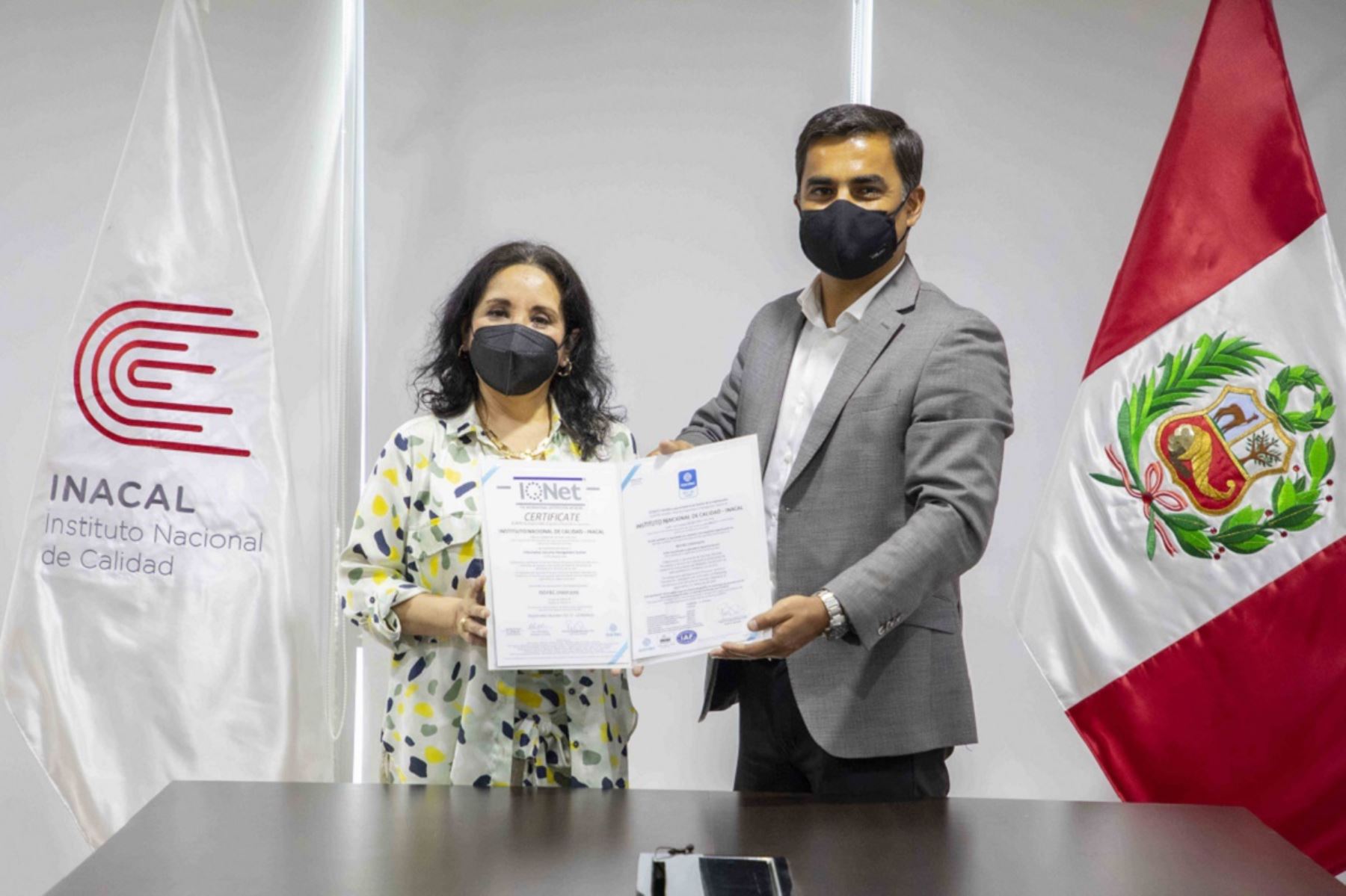 Titular del Inacal, Clara Gálvez, recibe la certificación ISO 27001:2013 de manos del gerente general de Icontec, Fernando Salas.. Foto: Cortesía.