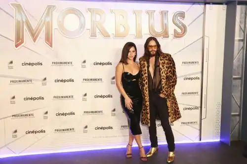 Jared Leto y Adria Arjona en la alfombra gris a un costado del Museo Soumaya en la Ciudad de México, adonde llegaron para promocionar "Morbius". Foto: Twitter