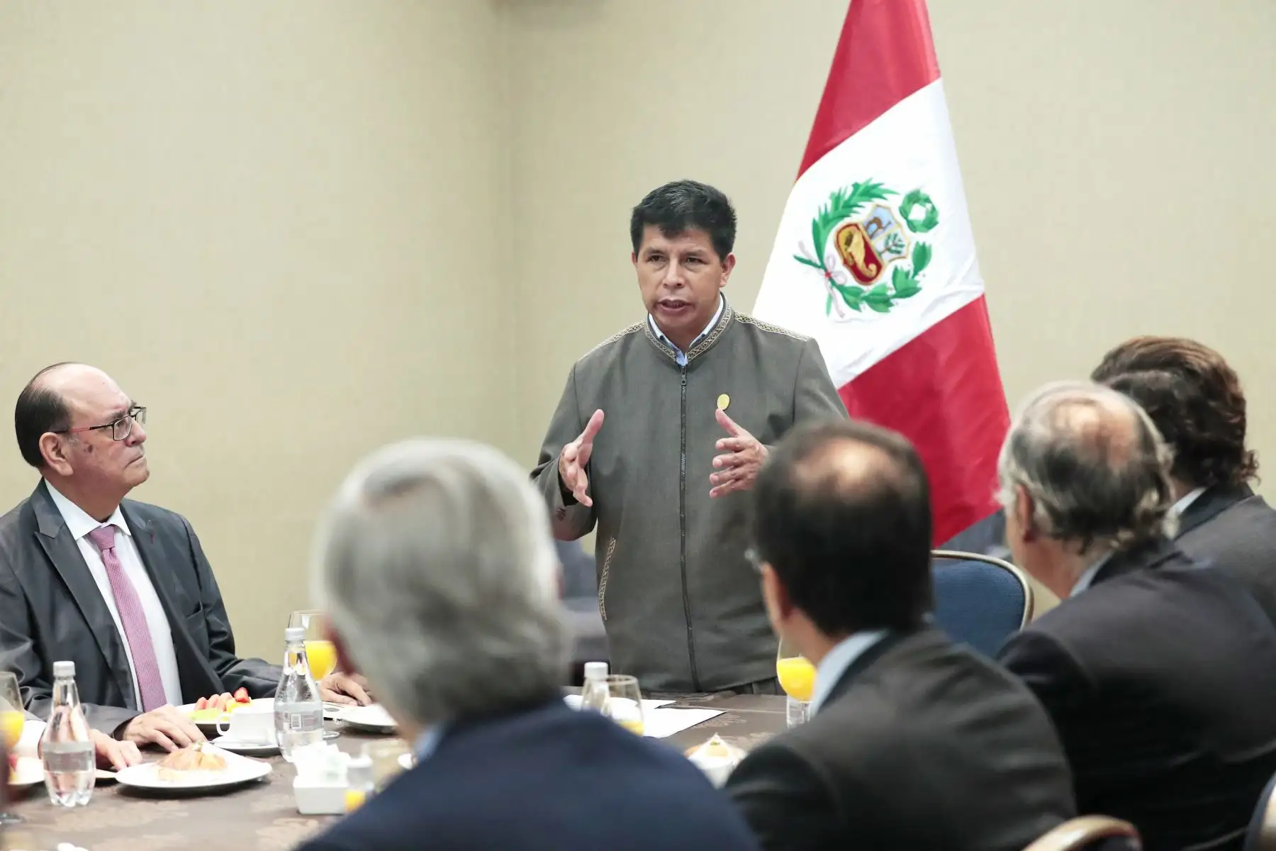 Mandatario Pedro Castillo participa en un desayuno de trabajo con representantes de la Cámara de Comercio Chileno Peruana y del Consejo Empresarial Chileno Peruano. Foto: ANDINA/Prensa Presidencia
