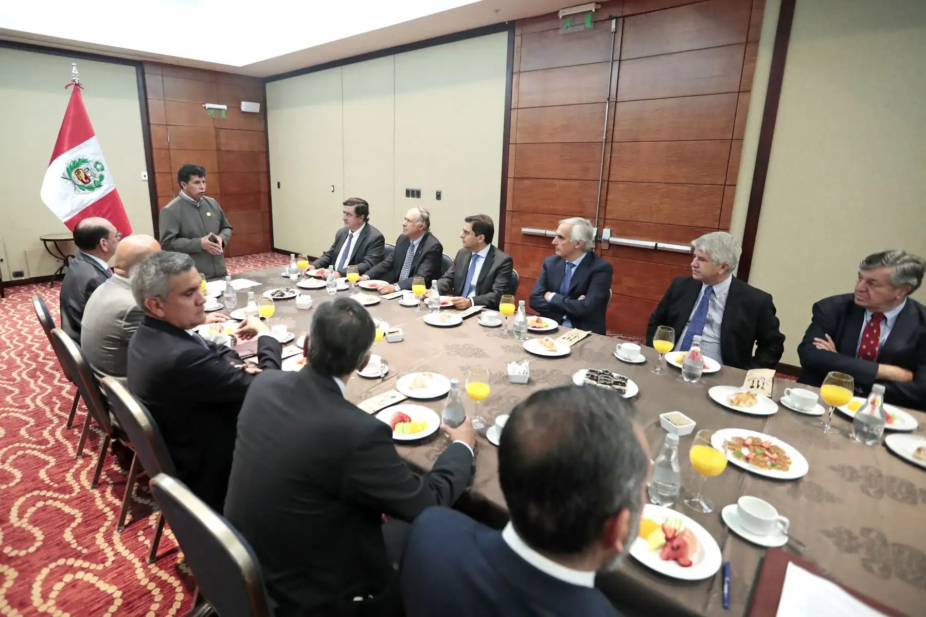 Mandatario Pedro Castillo participa en un desayuno de trabajo con representantes de la Cámara de Comercio Chileno Peruana y del Consejo Empresarial Chileno Peruano. Foto: ANDINA/Prensa Presidencia
