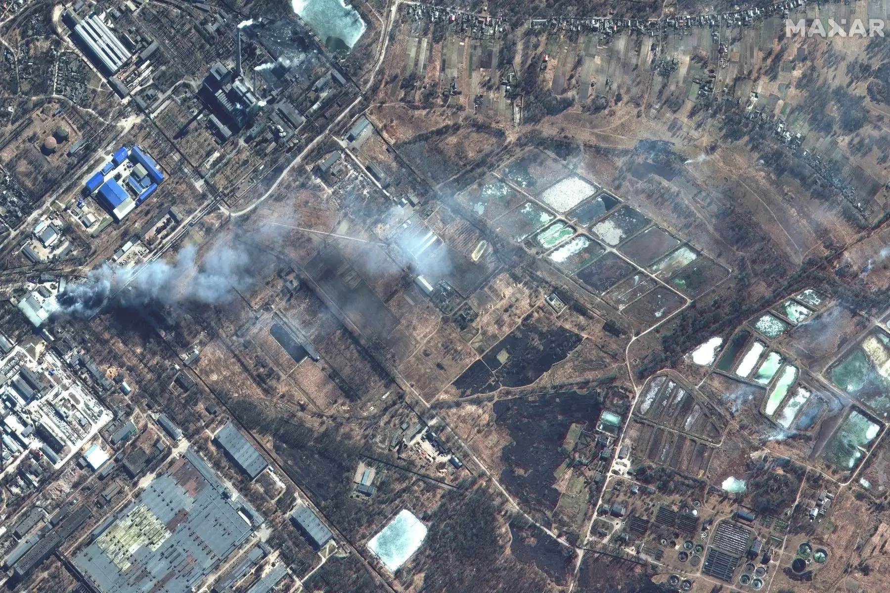 Imagen satelital proporcionada por Maxar Technologies muestra una descripción general del incendio en el sur de Chernígov. Foto: EFE