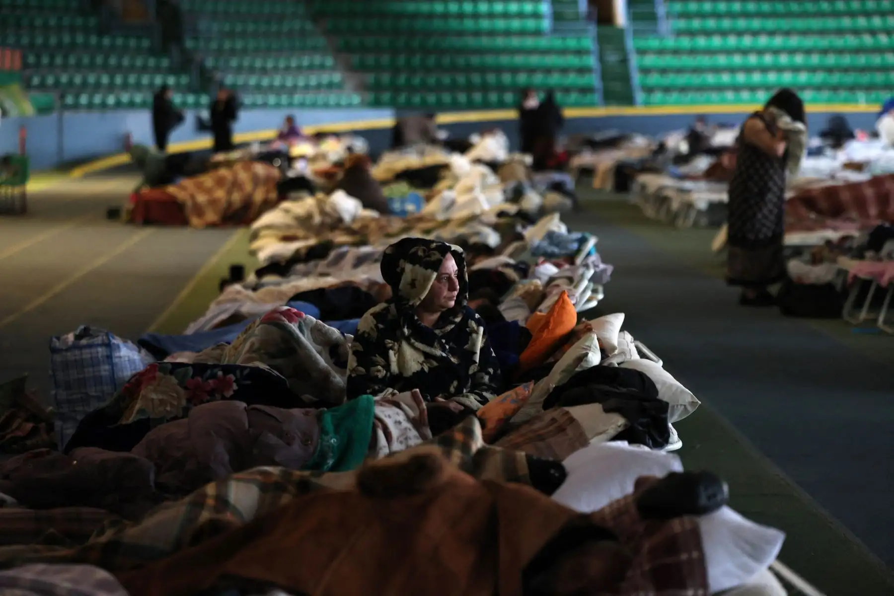 Una mujer ucraniana que huyó de la guerra en su país se refugia en la sala principal de un complejo deportivo en la capital de Moldavia. Foto: AFP