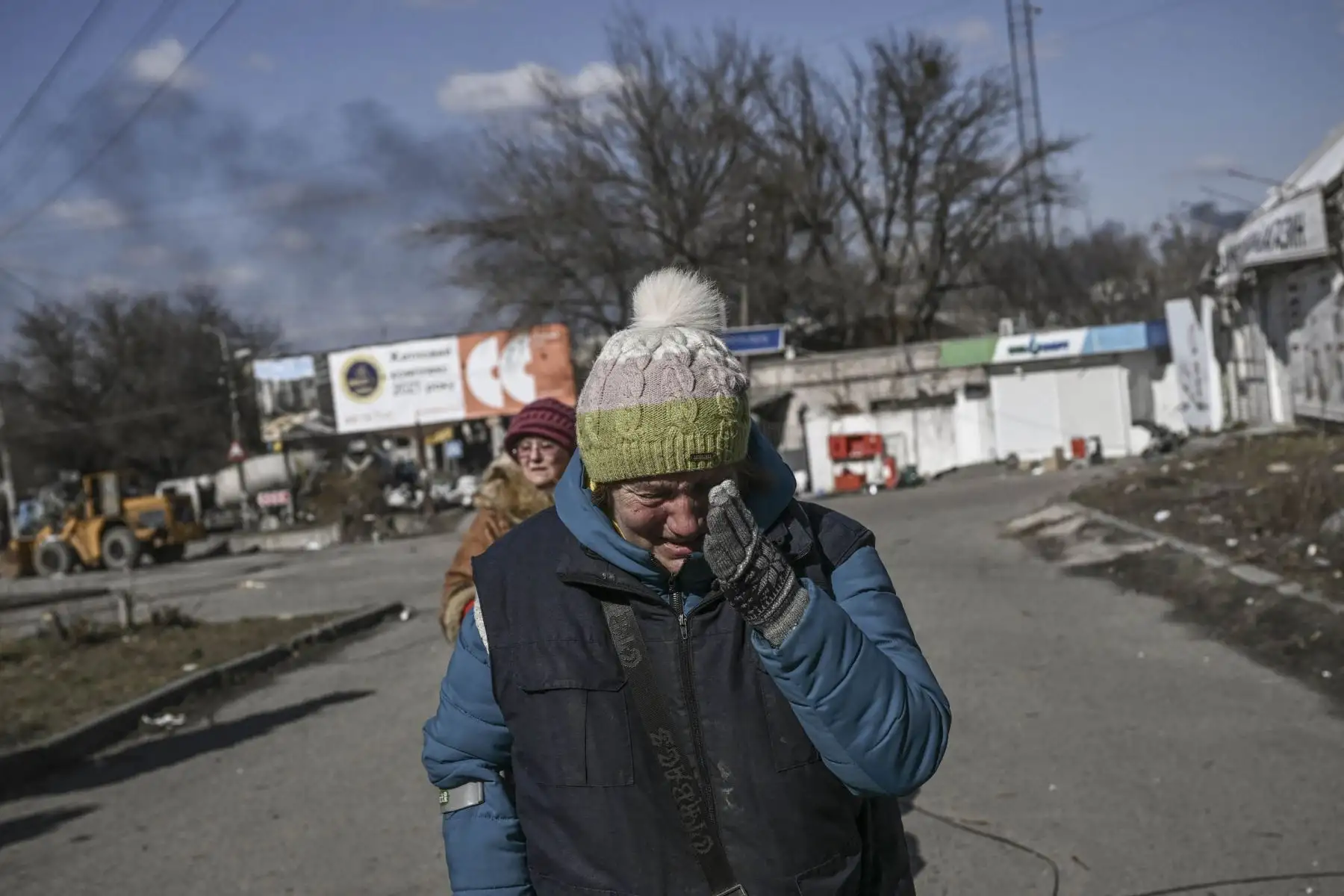 Una residente llora mientras evacua la ciudad de Irpin, al norte de Kiev. Foto: AFP