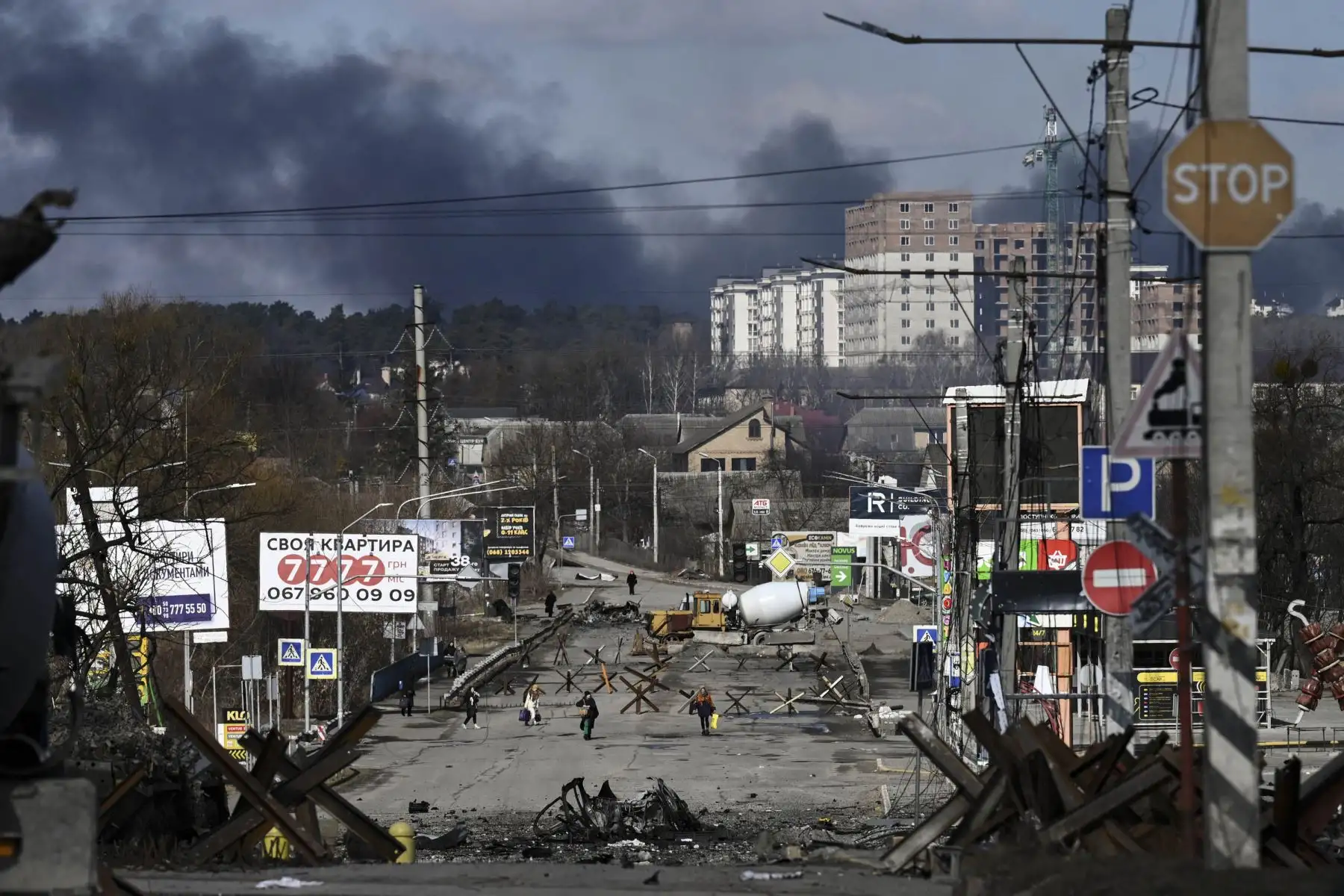 Los residentes evacuan la ciudad de Irpin, al norte de Kiev. Foto: AFP