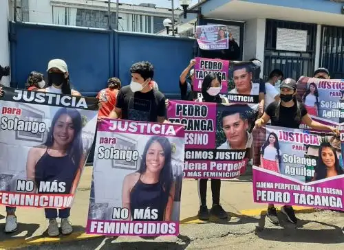 Familiares de Solange Aguilar demandaron justicia para la presunta víctima de feminicidio y exigieron cadena perpetua para su pareja Pedro Tacanga, quien fue liberado por el Ministerio Público por falta de pruebas. Foto: Luis Puell