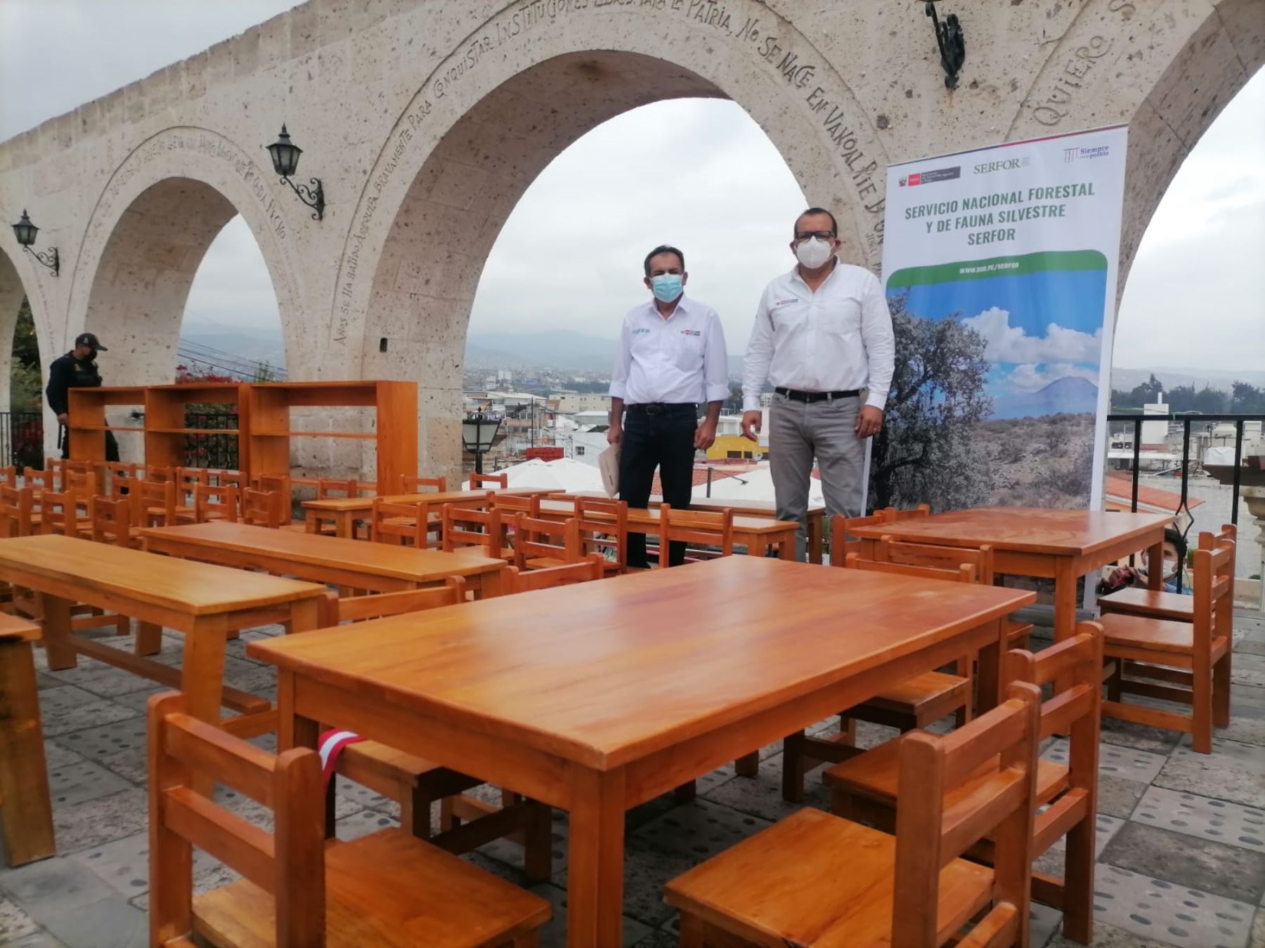 Diez colegios de distrito arequipeño de Yanahuara se beneficiaron con la entrega de mobiliario escolar nuevo que fue elaborado con madera donada por el Serfor. ANDINA/Difusión