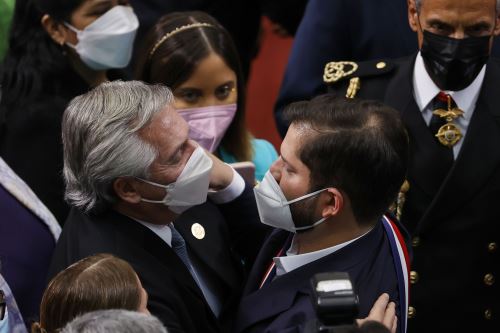 El presidente de Chile Gabriel Boric saluda al presidente de Argentina Alberto Fernández a la salida de la ceremonia de investidura en el Congreso Nacional. Foto: EFE