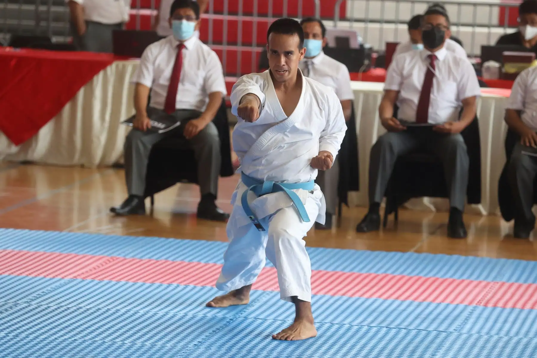 El polideportivo 1 del Legado La Videna es sede del “Tope Selectivo 2022 y Campeonato Apreciativo Juvenil y Mayores 2022 de Karate”. En la imagen, el karateca, Oliver del Castillo.
Foto: ANDINA/Vidal Tarqui
