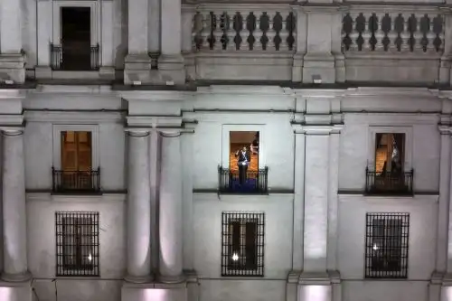 El nuevo presidente de Chile, Gabriel Boric, saluda a sus seguidores antes de pronunciar un discurso en el Palacio de La Moneda en Santiago. Foto: AFP
