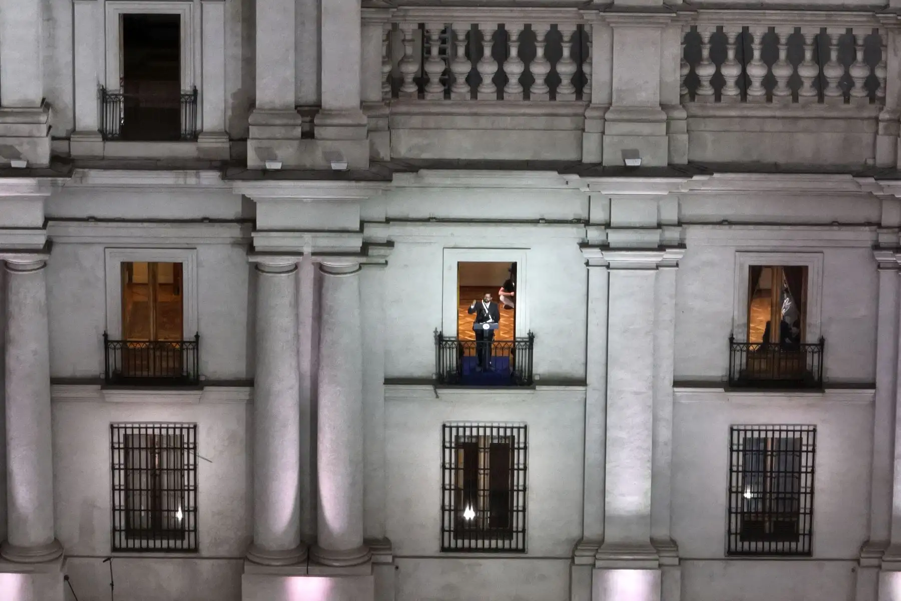 El nuevo presidente de Chile, Gabriel Boric, saluda a sus seguidores antes de pronunciar un discurso en el Palacio de La Moneda en Santiago. Foto: AFP