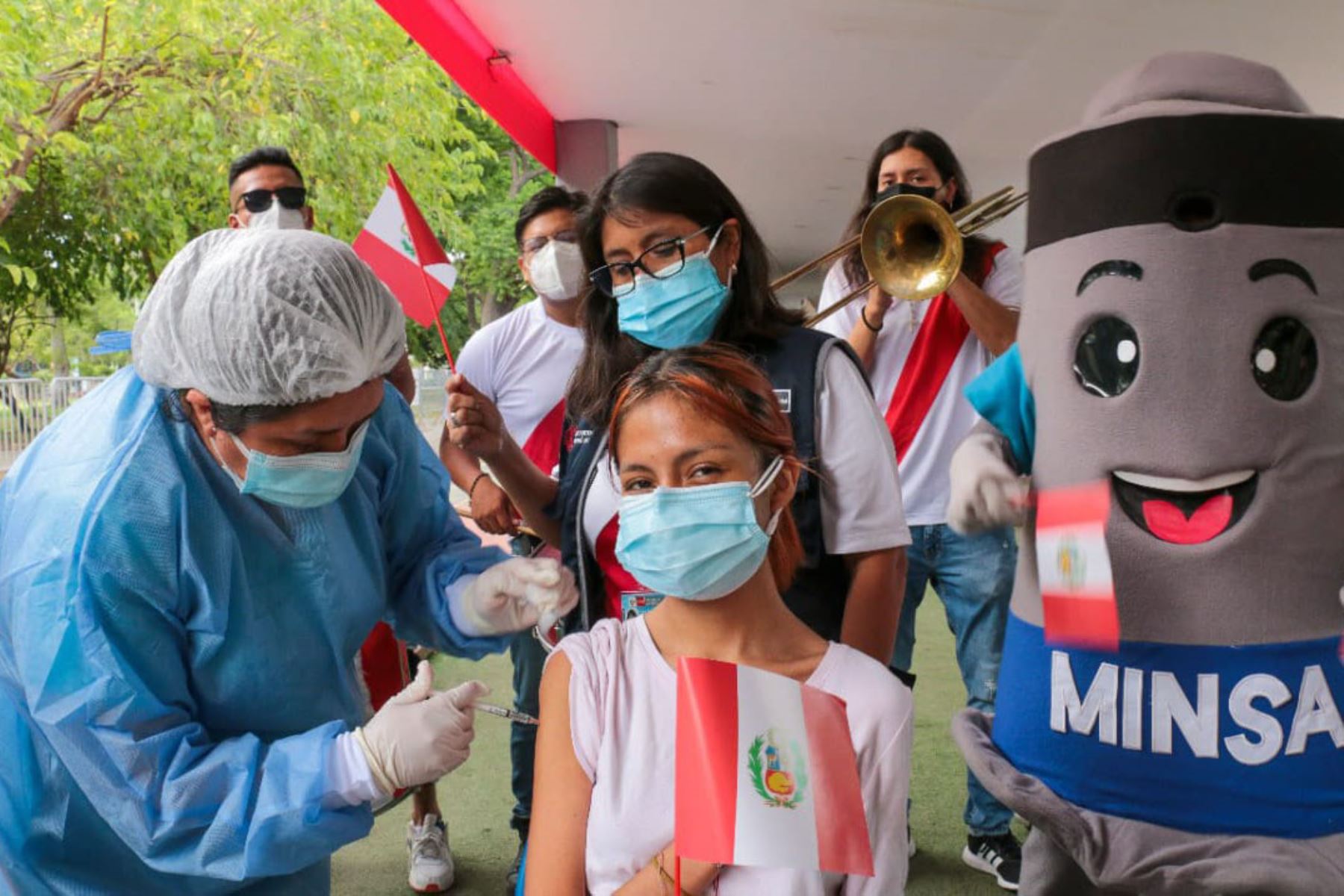 MINSA realiza lanzamiento del VacunaFest Blanquirrojo que regalará entradas para el partido Perú - Paraguay
El concurso “Alentar es Proteger. Completa tus dosis” tiene la finalidad de promover que la población complete su esquema de vacunación contra la COVID-19.
Foto: Minsa