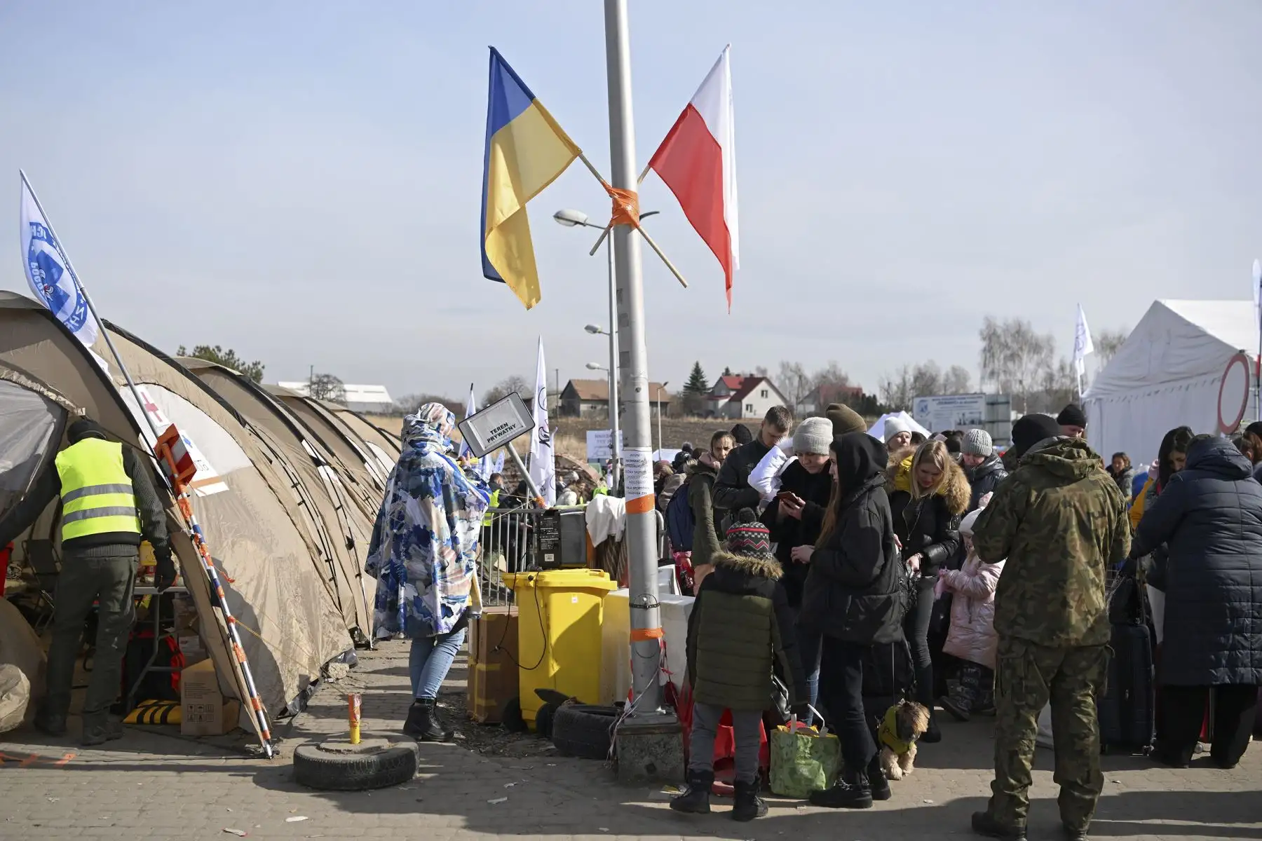 Refugiados de Ucrania llegan a la frontera polaco-ucraniana en Medyka, sureste de Polonia. Foto: EFE