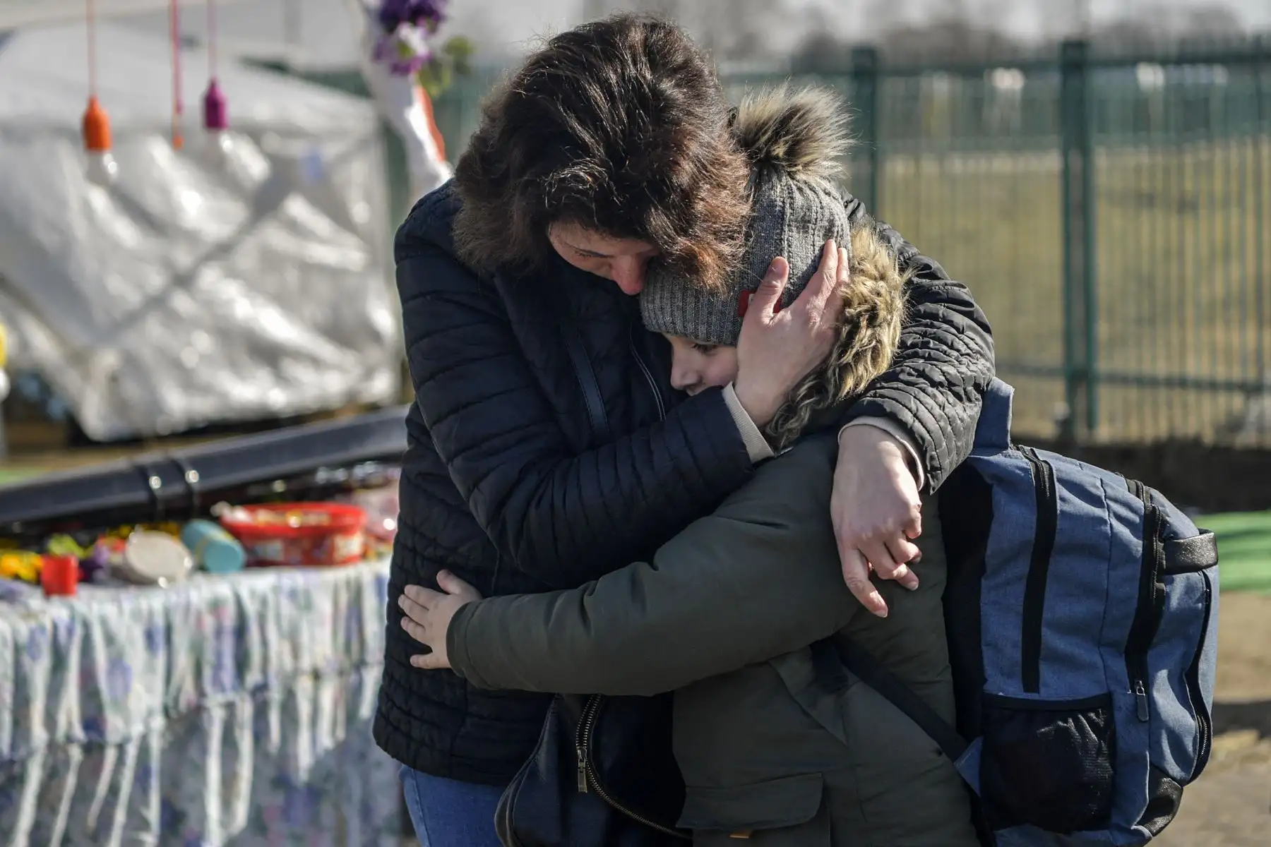 Una familia se reúne en el cruce fronterizo de Medyka, después de cruzar la frontera entre Ucrania y Polonia. Foto: AFP