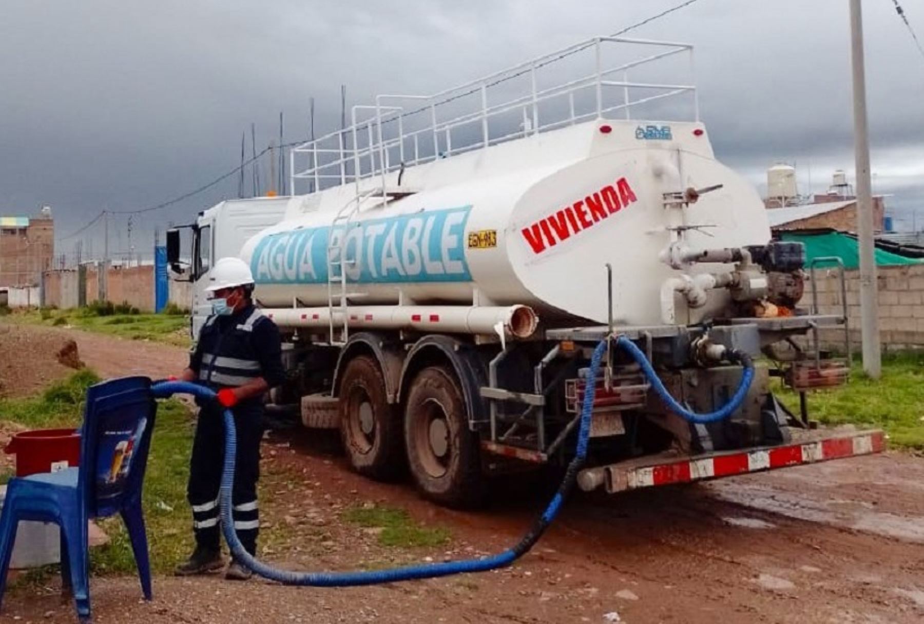El Ministerio de Vivienda, Construcción y Saneamiento (MVCS) inició la distribución de agua para consumo humano en algunos sectores del distrito de Juliaca, provincia de San Román, departamento de Puno.