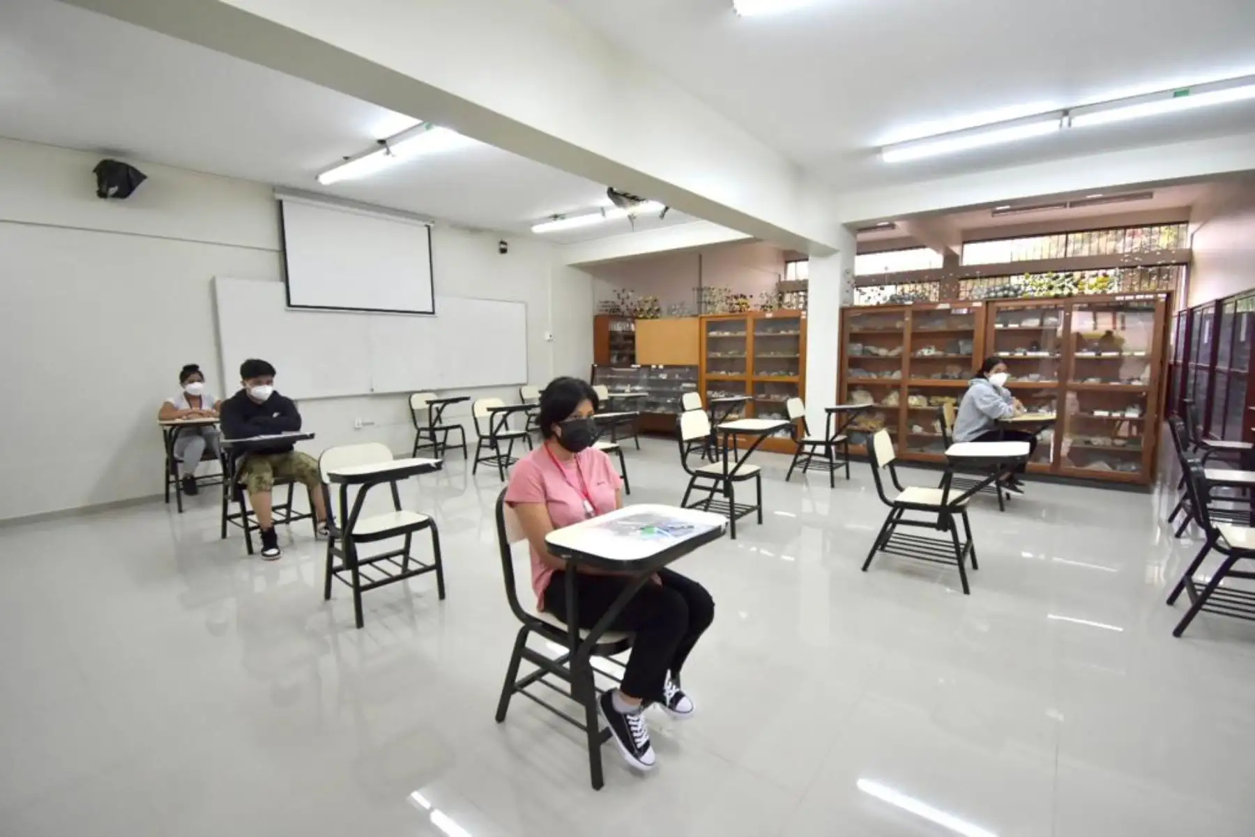 Un nuevo examen de admisión bajo la modalidad presencial se desarrolla este sábado en la Universidad Nacional Mayor de San Marcos (UNMSM). Un total de 26,159 jóvenes postulan para obtener una de las 4,513 vacantes en proceso de admisión 2022-II. Foto: Cortesía Pao Marzano / UNMSM