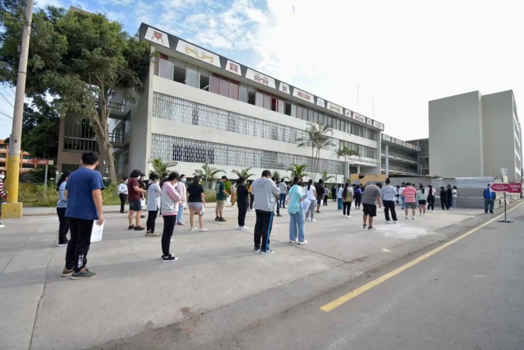 Un nuevo examen de admisión bajo la modalidad presencial se desarrolla este sábado en la Universidad Nacional Mayor de San Marcos (UNMSM). Un total de 26,159 jóvenes postulan para obtener una de las 4,513 vacantes en proceso de admisión 2022-II. Foto: Cortesía Pao Marzano / UNMSM