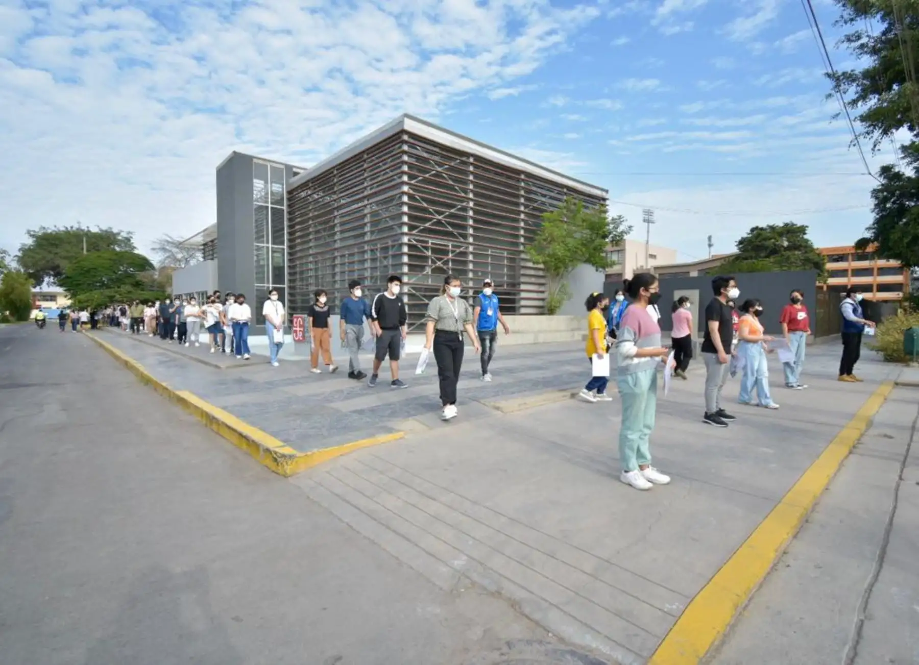 Un nuevo examen de admisión bajo la modalidad presencial se desarrolla este sábado en la Universidad Nacional Mayor de San Marcos (UNMSM). Un total de 26,159 jóvenes postulan para obtener una de las 4,513 vacantes en proceso de admisión 2022-II. Foto: Cortesía Pao Marzano / UNMSM