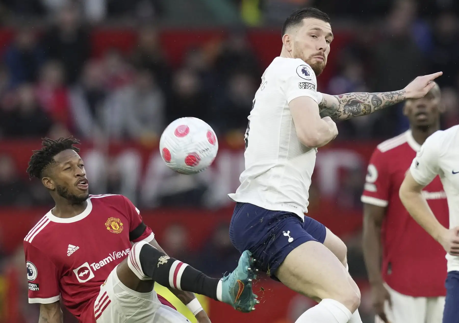 Fred del Manchester United en acción contra Pierre-Emile Hojbjerg del Tottenham durante el partido de la Premier League. Foto: EFE