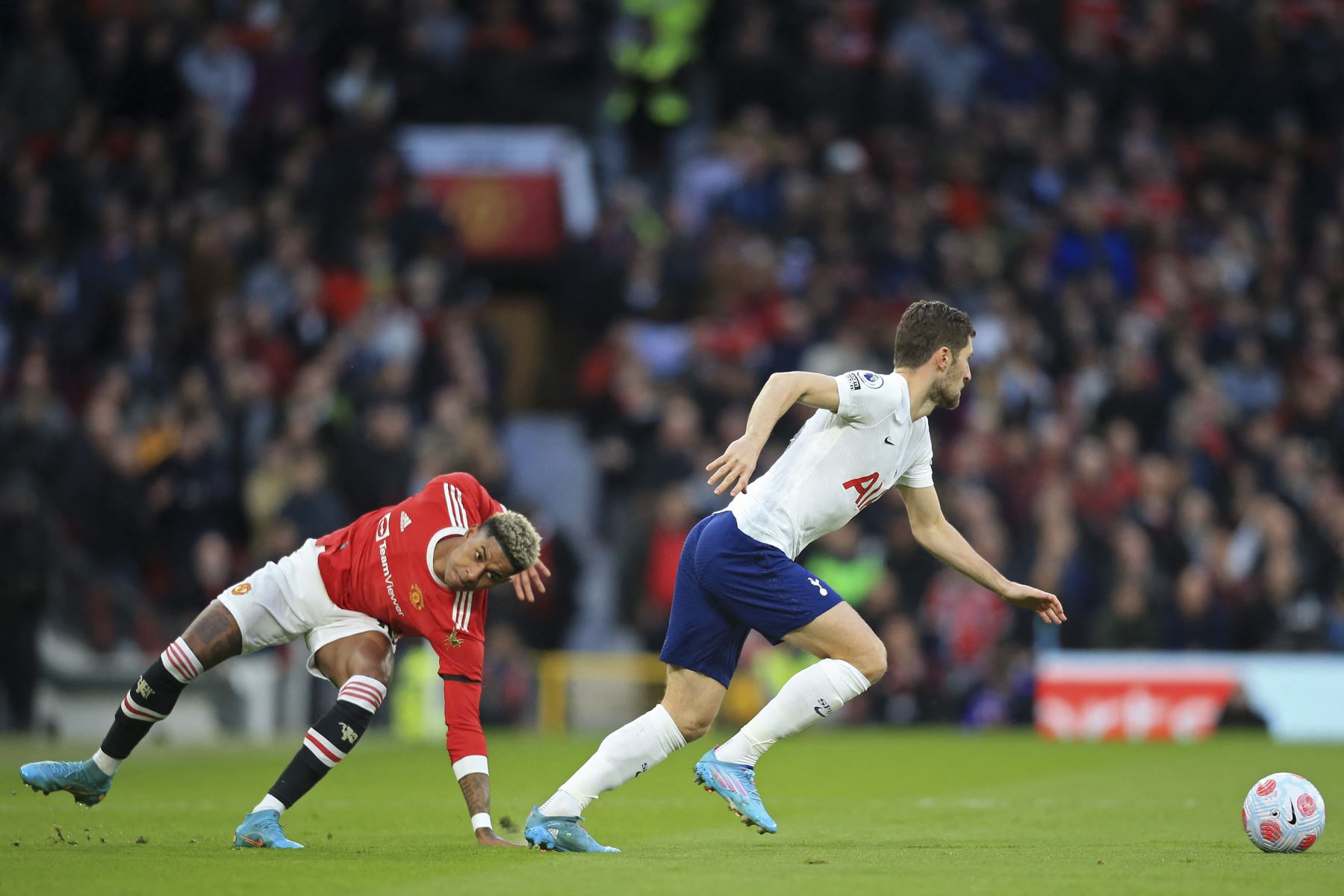 El defensor galés del Tottenham Hotspur, Ben Davies, compite con el delantero inglés del Manchester United, Marcus Rashford, durante el partido de la Premier League. Foto: AFP