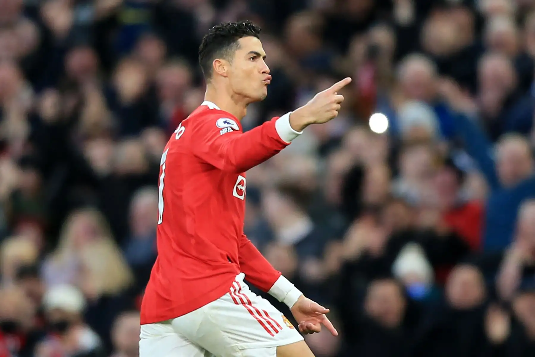 El delantero portugués del Manchester United, Cristiano Ronaldo, celebra después de marcar el gol de apertura frente al Tottenham durante el partido de la Premier League. Foto: AFP