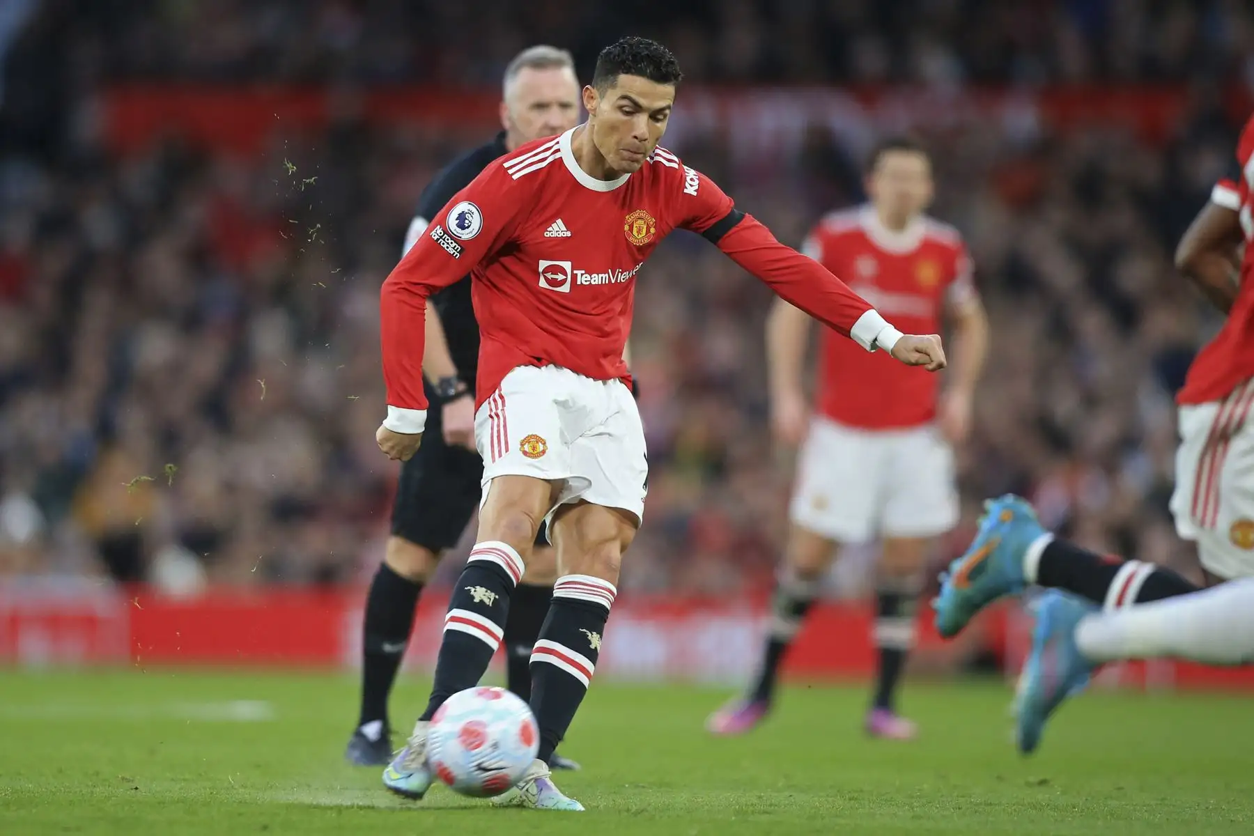 El delantero portugués del Manchester United, Cristiano Ronaldo, dispara para marcar el gol de apertura frente al Tottenham durante el partido de la Premier League, en el estadio Old Trafford. Foto: AFP