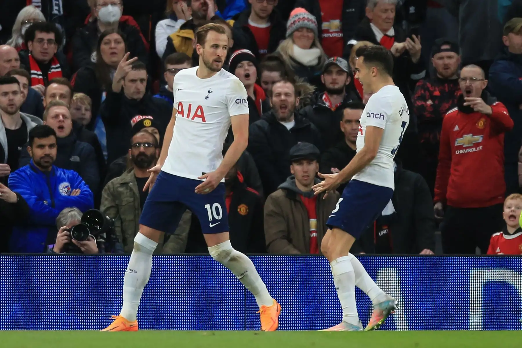 El delantero inglés del Tottenham Hotspur, Harry Kane, celebra con el defensor español del Tottenham Hotspur, Sergio Reguilon, después de marcar su primer gol desde el punto panalti durante el partido de la Premier League. Foto: AFP