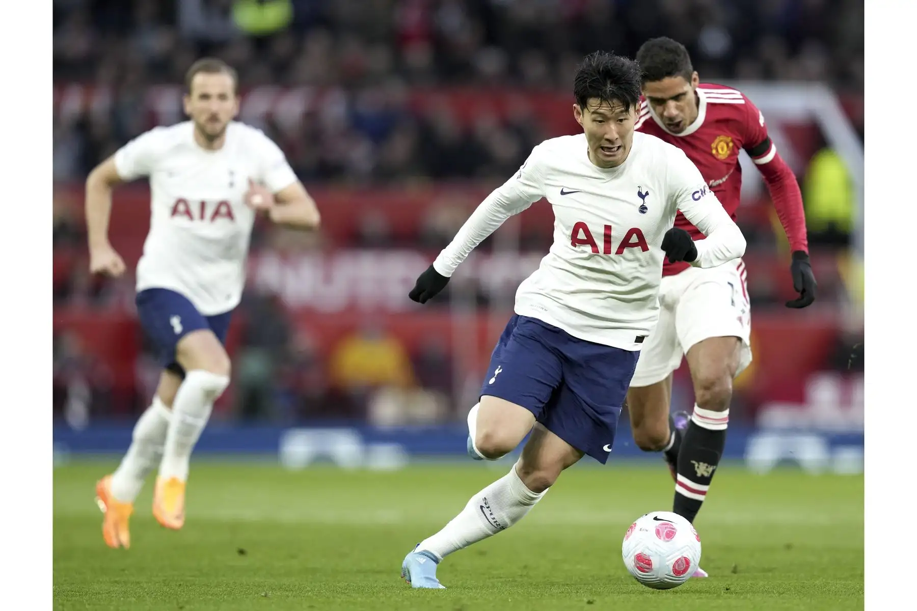 Son Heung-Min del Tottenham en acción contra Raphael Varane del Manchester United durante el partido de la Premier League. Foto: EFE