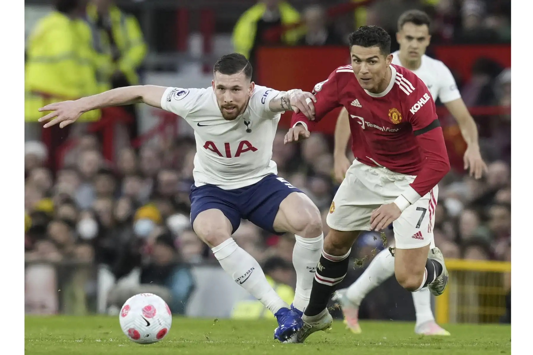 Pierre-Emile Hojbjerg del Tottenham en acción contra Cristiano Ronaldo del Manchester United durante el partido de la Premier League. Foto: EFE