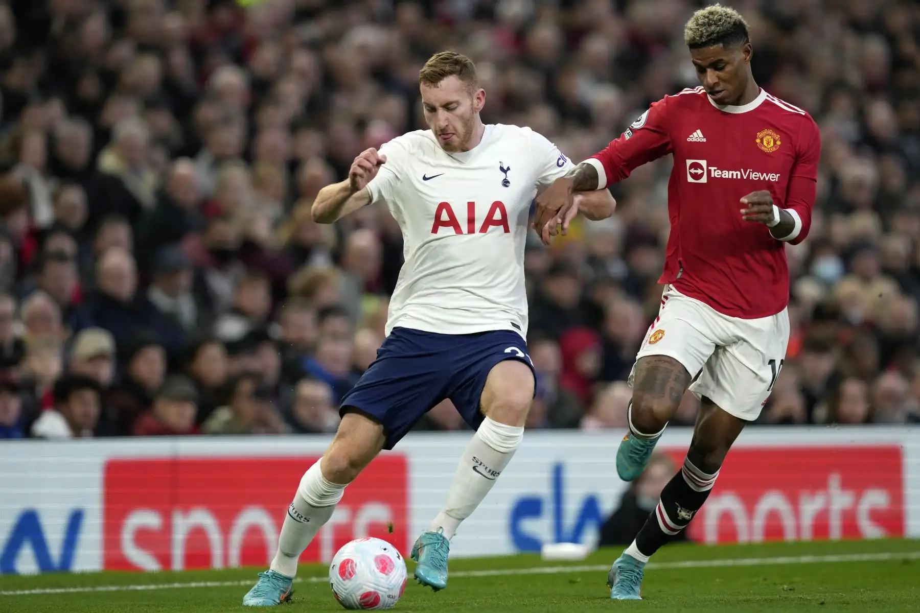 Dejan Kulusevski del Tottenham en acción contra Marcus Rashford del Manchester United durante el partido de la Premier League. Foto: EFE