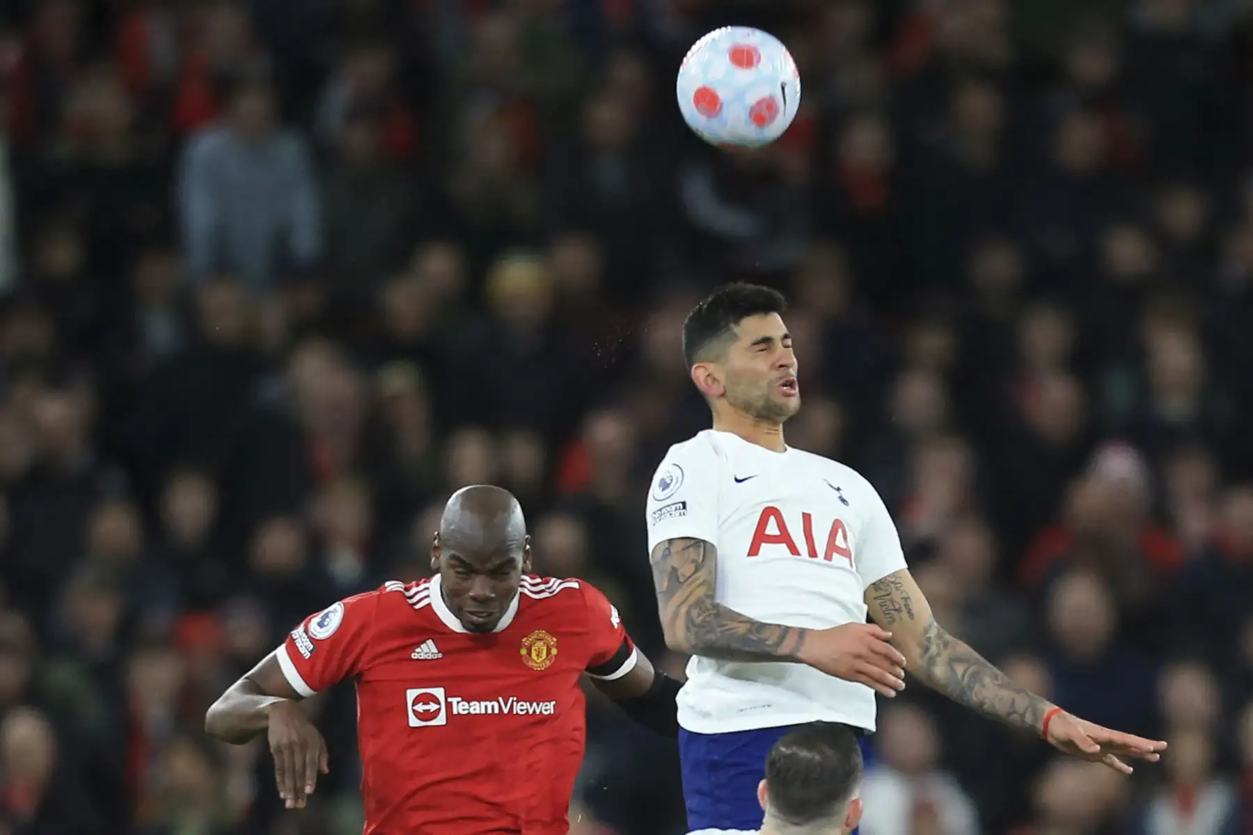 El defensor argentino del Tottenham Hotspur, Cristian Romero, compite con el centrocampista francés del Manchester United, Paul Pogba, durante el partido de la Premier League. Foto: AFP
