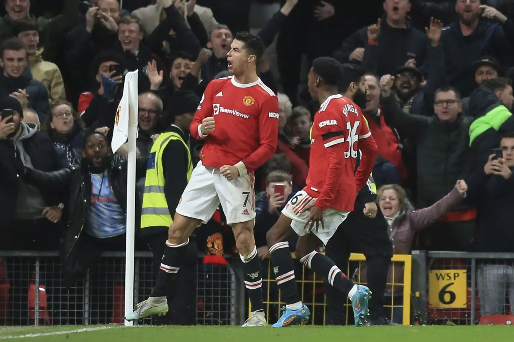 El delantero portugués del Manchester United, Cristiano Ronaldo, celebra después de anotar su tercer gol durante el partido de la Premier League. Foto: AFP