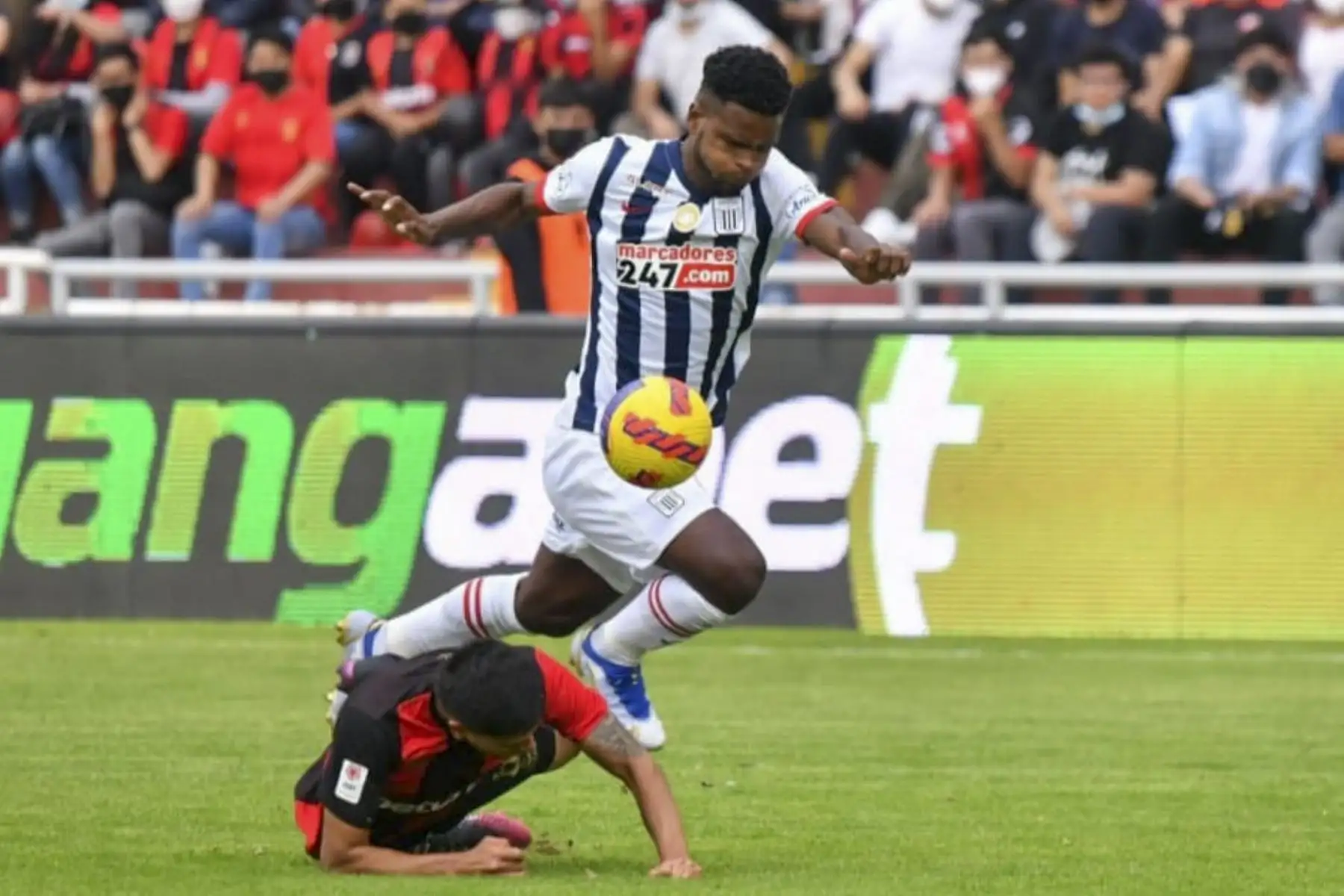 Alianza Lima se enfrenta a Melgar en un partido por la sexta jornada de la Liga 1 2022  en el Estadio Monumental de la UNSA de  Arequipa. Foto: Cortesía Diego Ramos