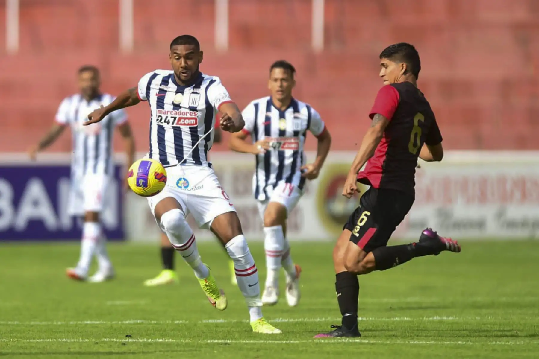 Alianza Lima se enfrenta a Melgar en un partido por la sexta jornada de la Liga 1 2022  en el Estadio Monumental de la UNSA de  Arequipa. Foto: Liga 1
