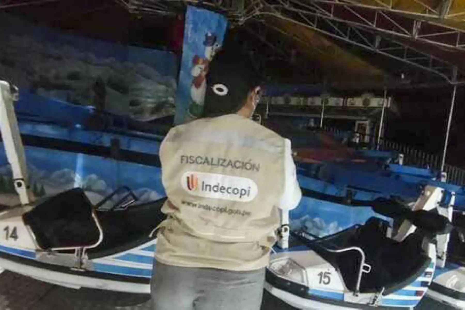 Anoche, luego de ocurrido el accidente, personal de Fiscalización del Indecopi llegó hasta el parque de juegos mecánicos. Foto: ANDINA/difusión.