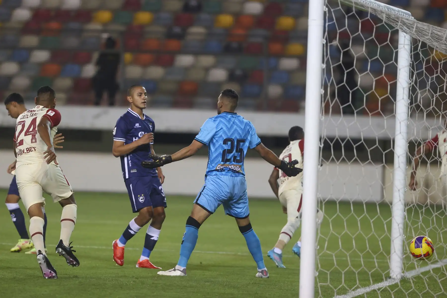 Universitario de Deportes se enfrenta a Cienciano en un partido por la sexta jornada de la Liga 1 en el Estadio Monumental. Foto: ANDINA/Vidal Tarqui