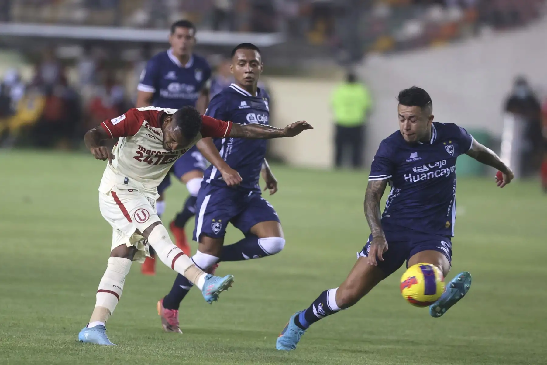 Universitario de Deportes se enfrenta a Cienciano en un partido por la sexta jornada de la Liga 1 en el Estadio Monumental. Foto: ANDINA/Vidal Tarqui
