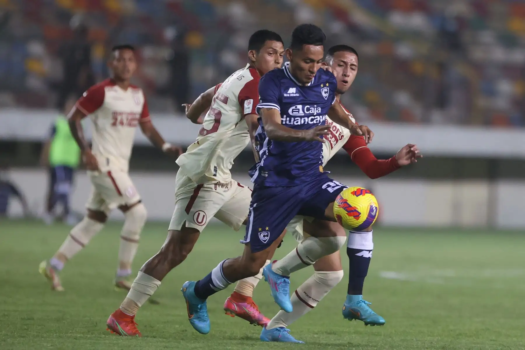 Universitario de Deportes se enfrenta a Cienciano en un partido por la sexta jornada de la Liga 1 en el Estadio Monumental. Foto: ANDINA/Vidal Tarqui