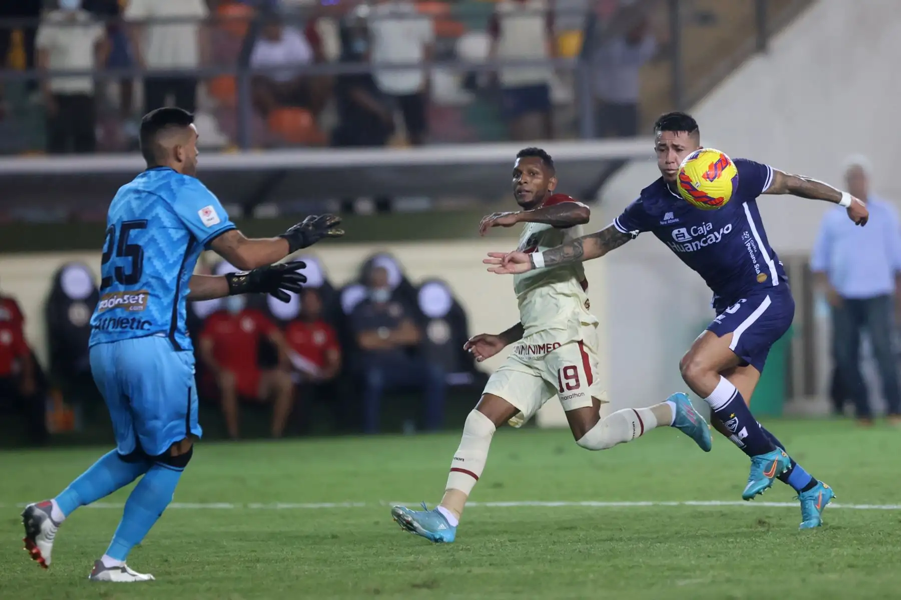 Universitario de Deportes se enfrenta a Cienciano en un partido por la sexta jornada de la Liga 1 en el Estadio Monumental. Foto: ANDINA/Vidal Tarqui